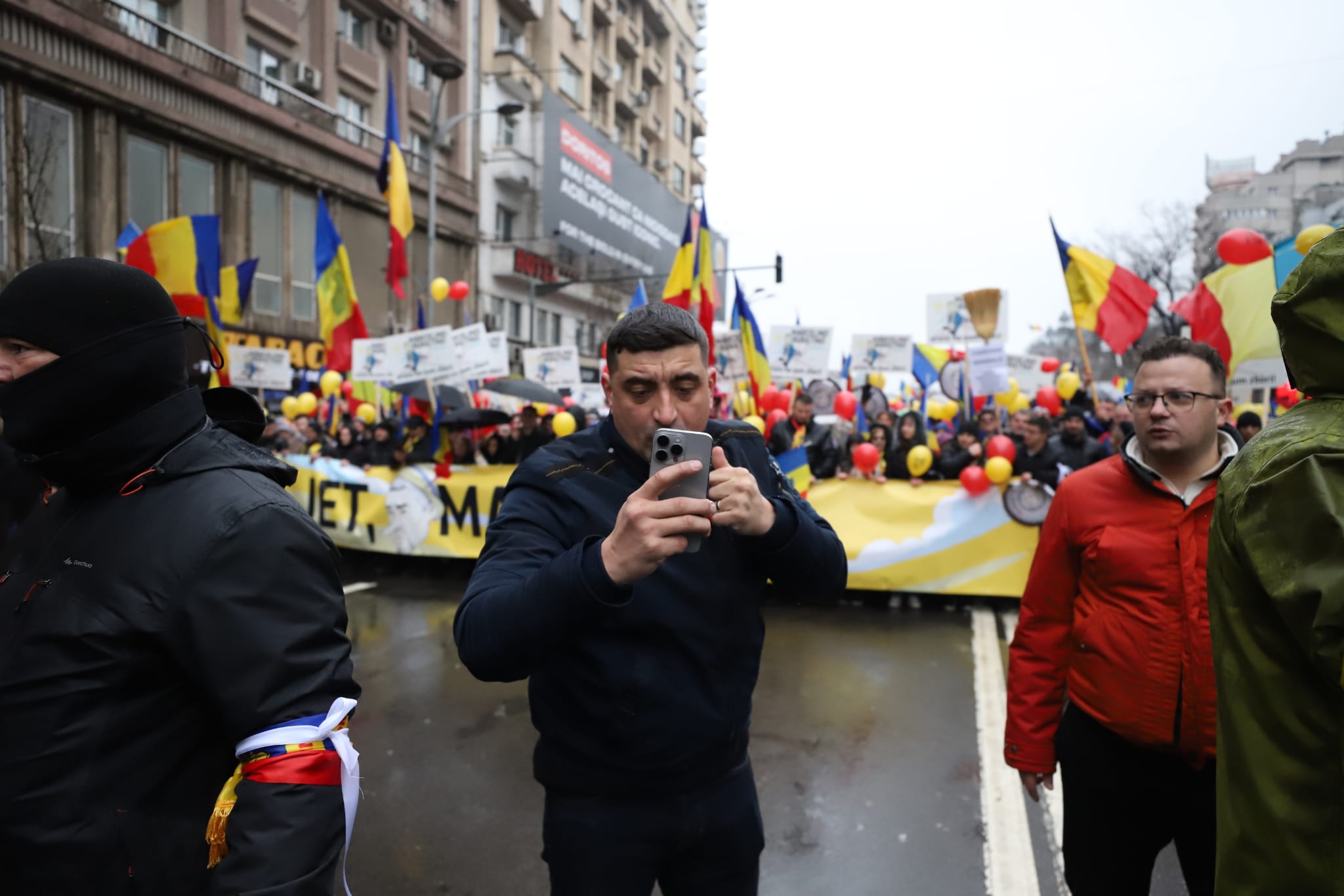 Străzi închise de poliție în ultima clipă în București, în timpul mitingului anunțat de AUR pe 1 martie