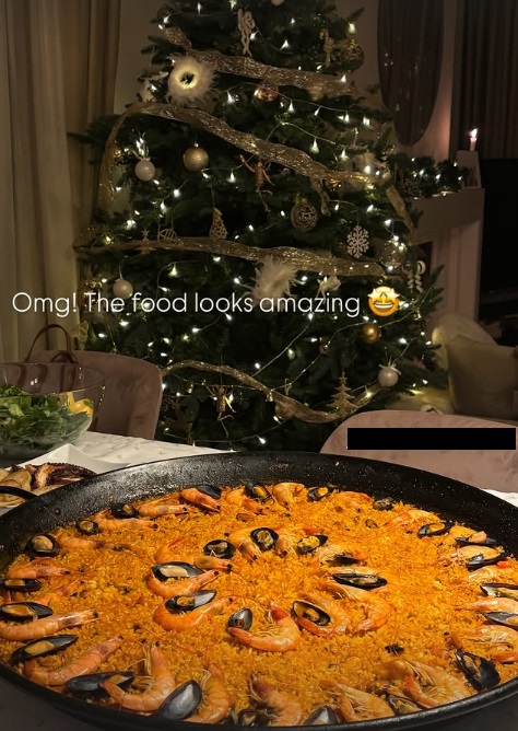 Imagini din casa Andreei Raicu, decorată de Crăciun. În sufragerie are bradul împodobit și șemineul pe care a așezat poze nemaivăzute