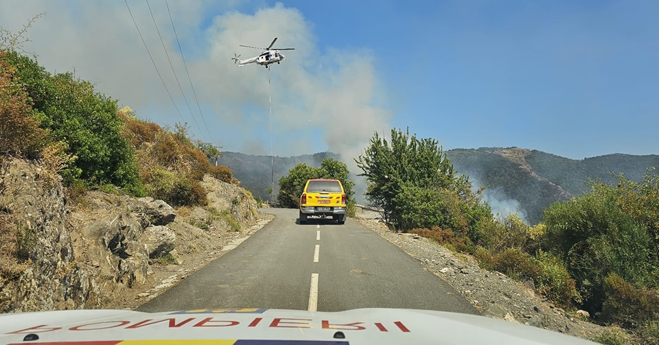Pompierii români intervin în insula Corsica pentru stingerea unui incendiu forestier