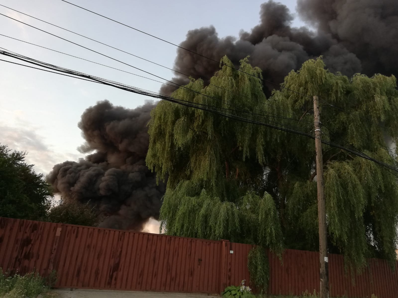 VIDEO / Incendiul de la o fabrică de mase plastice din Fierbinți-Târg a fost stins. Un pompier a fost rănit