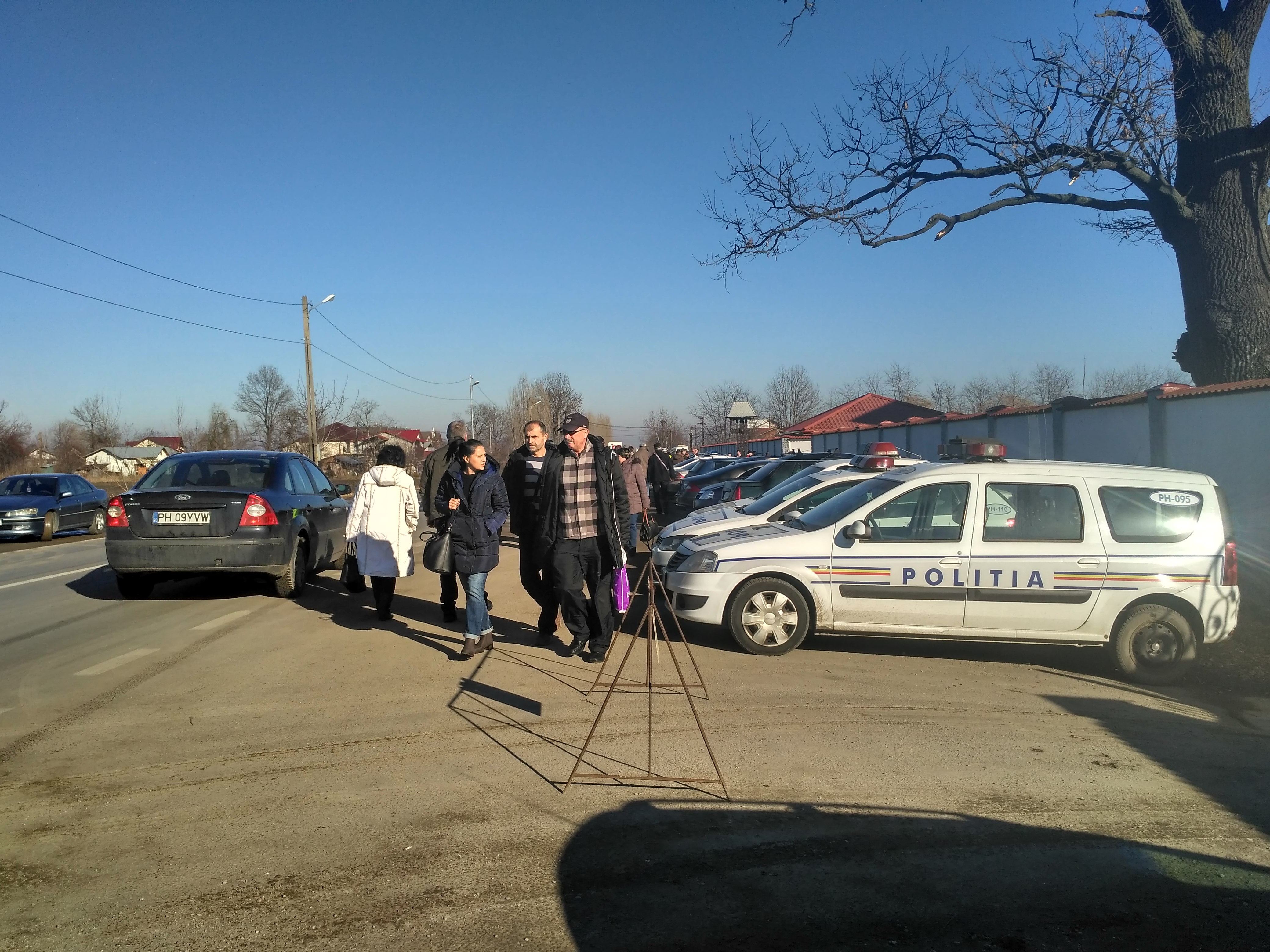 REPORTAJ: Atrași de un izvor tămăduitor, o mie de pelerini s-au rugat la Mănăstirea Ghighiu să li se îndeplinească dorințele| FOTO