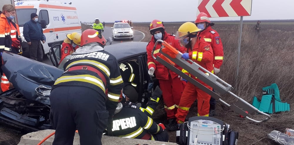 O asistentă medicală plânge lângă șoferul mort într-un accident din Teleorman: „Durerea neputinței”