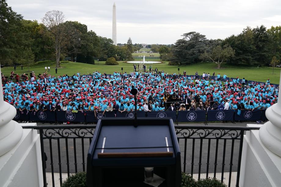 VIDEO | Donald Trump, primul eveniment public după infectarea cu COVID-19. CNN: "Discurs divizor la Casa Albă" în fața a sute de oameni, cu atac la Joe Biden