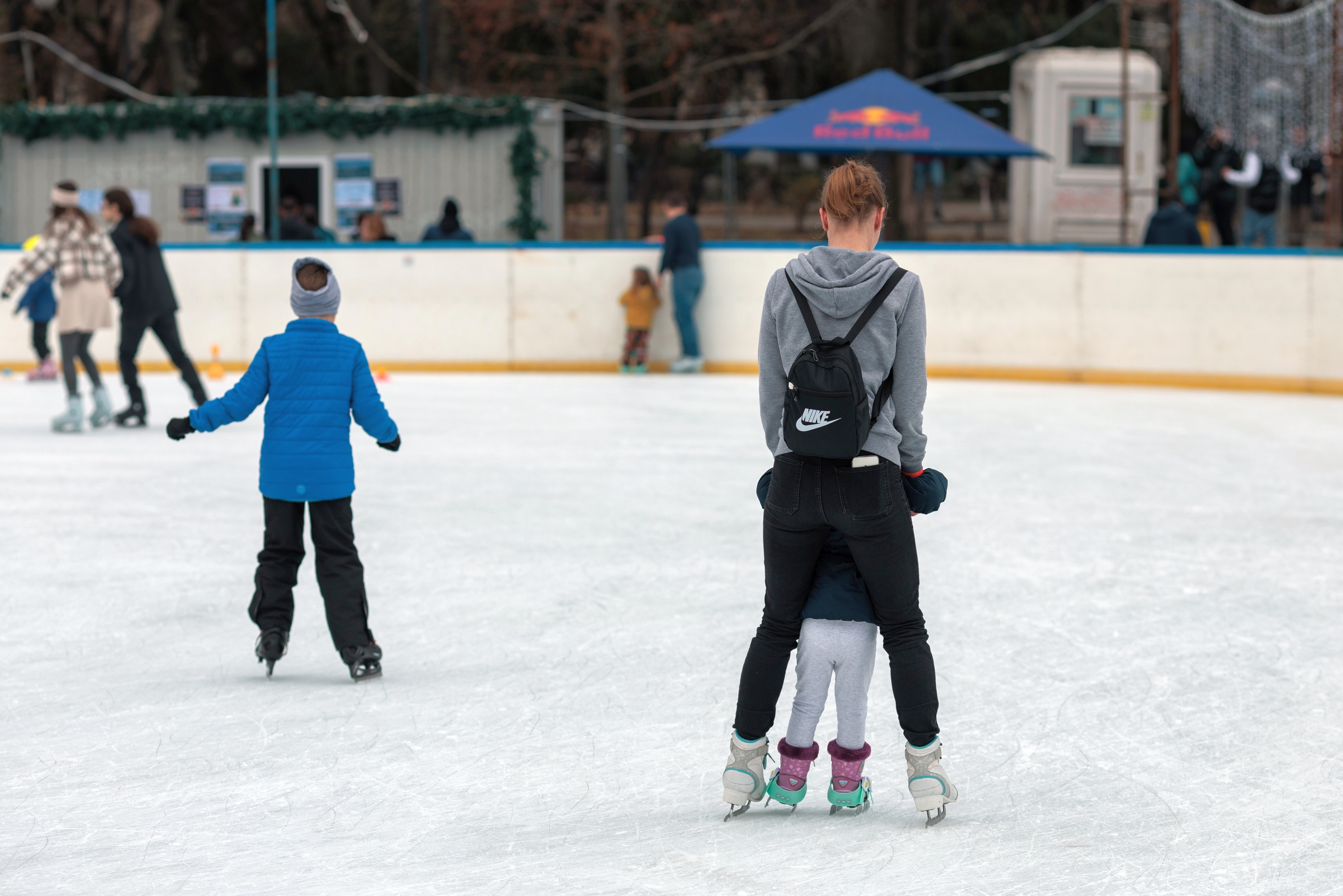 Unde patinăm în București? Patinoarul din Parcul Cișmigiu este cel mai mare, dar și cel mai scump. Care sunt alternativele | FOTO