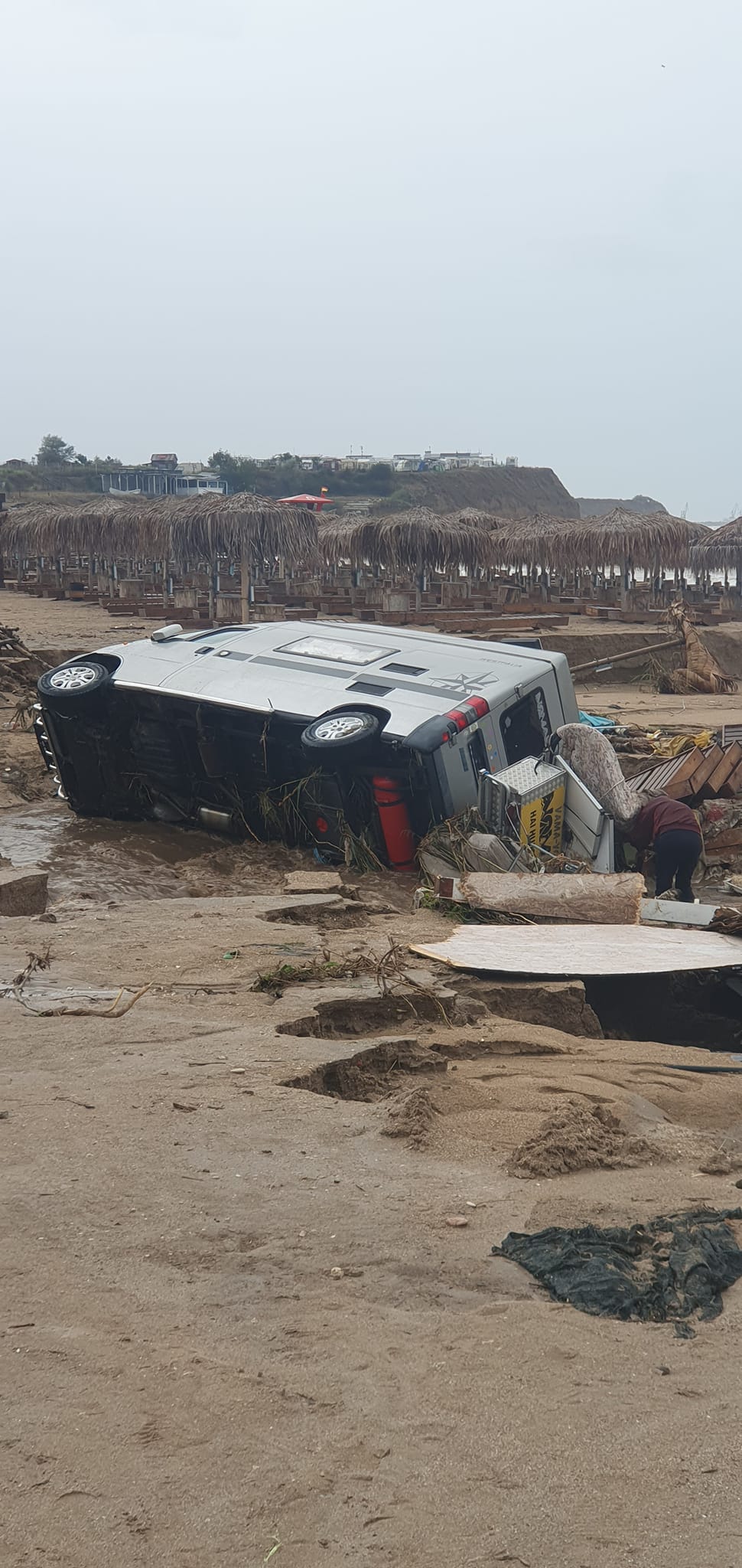 Urmările ploilor puternice de pe litoral. La Mangalia au căzut 200 l/mp. Maşini luate de apă, inundaţii în mai multe staţiuni: dezastru la Venus şi Vama Veche | FOTO