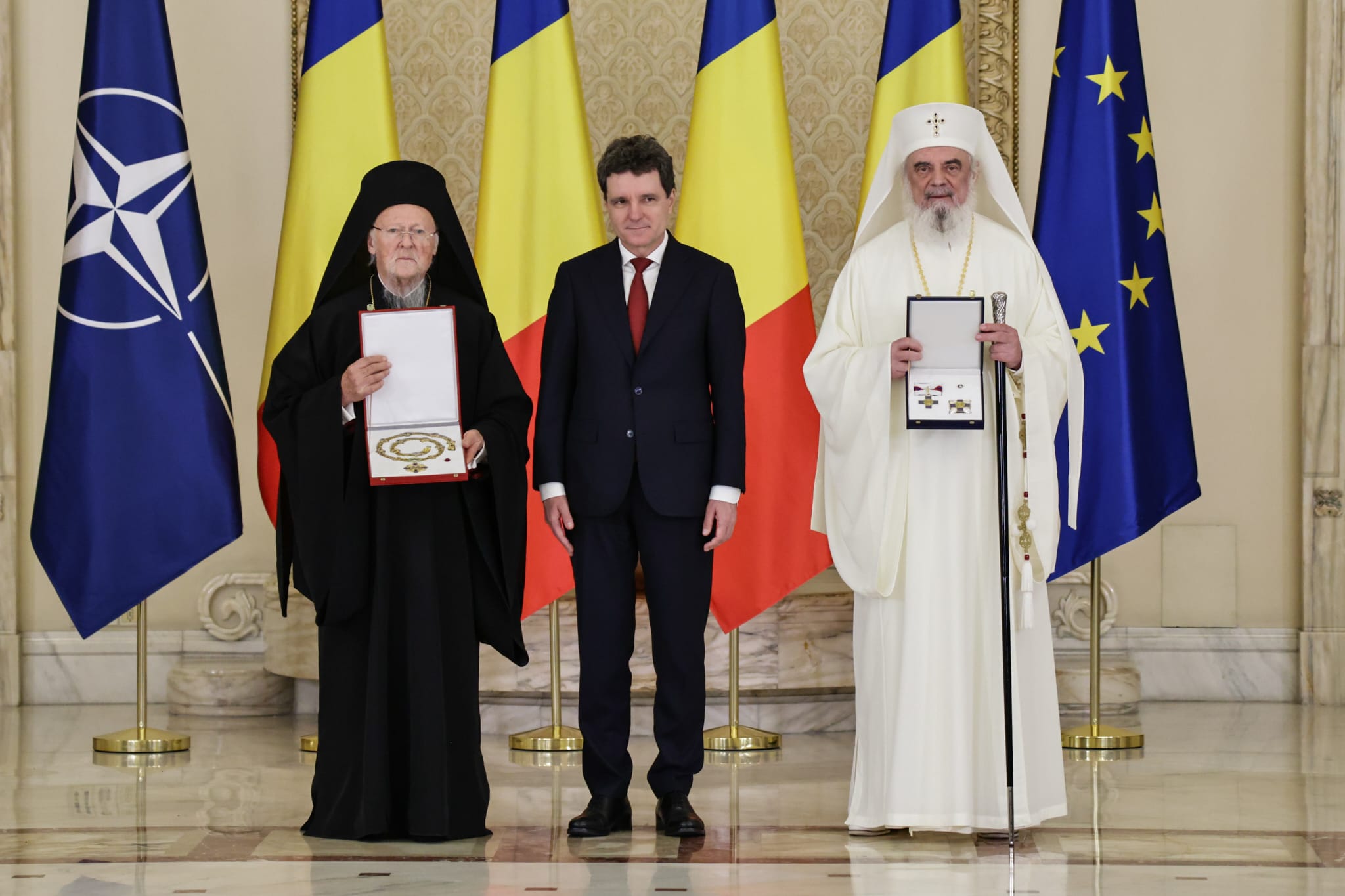 Bartolomeu I, decorat de Nicușor Dan după sfințirea Catedralei Neamului: „România trăieşte un moment istoric”
