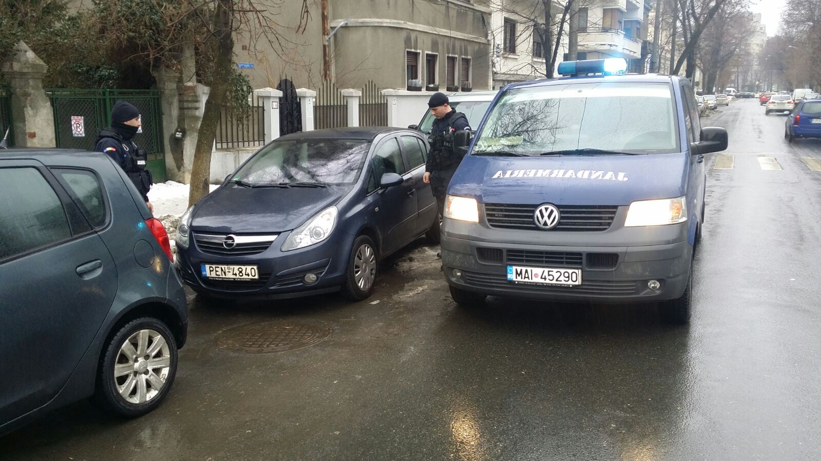 UPDATE: Grecul care și-a răpit copiii din Prahova a avut un complice. Cei doi bărbați, audiați la Parchetul General / FOTO&VIDEO