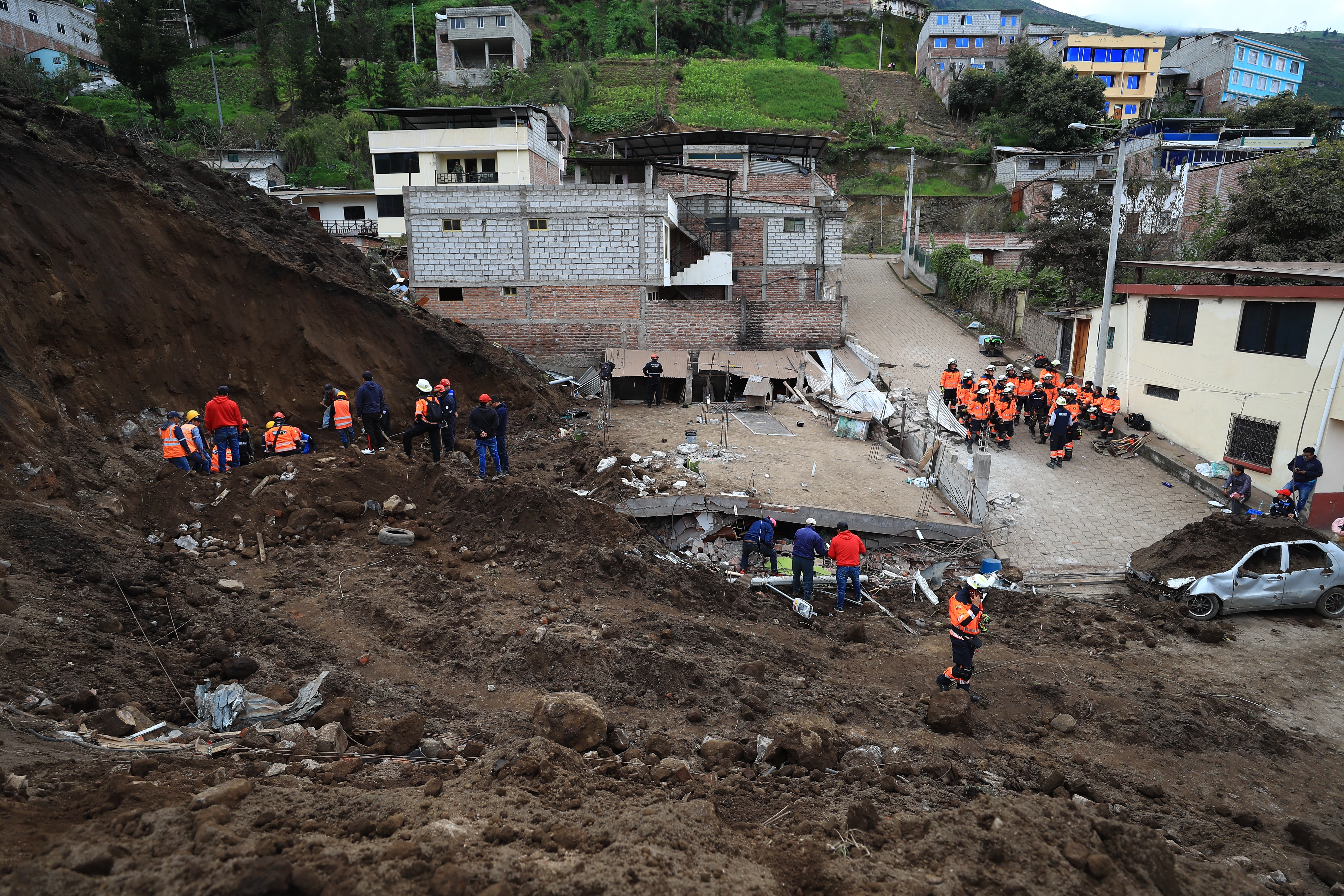 Cel puțin 27 de morți în Ecuador, după ce un munte a luat-o la vale din cauza ploilor abundente și s-a abătut asupra orașului Alausi
