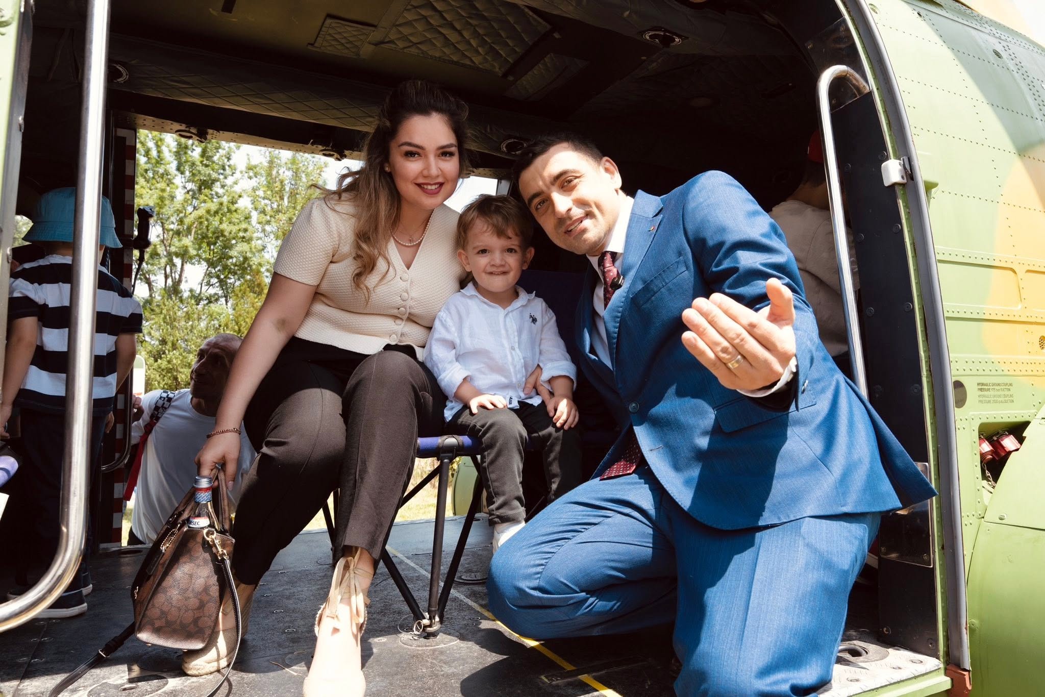 George Simion va deveni tată pentru a doua oară. Soția politicianului a publicat prima imagine cu burtica de gravidă