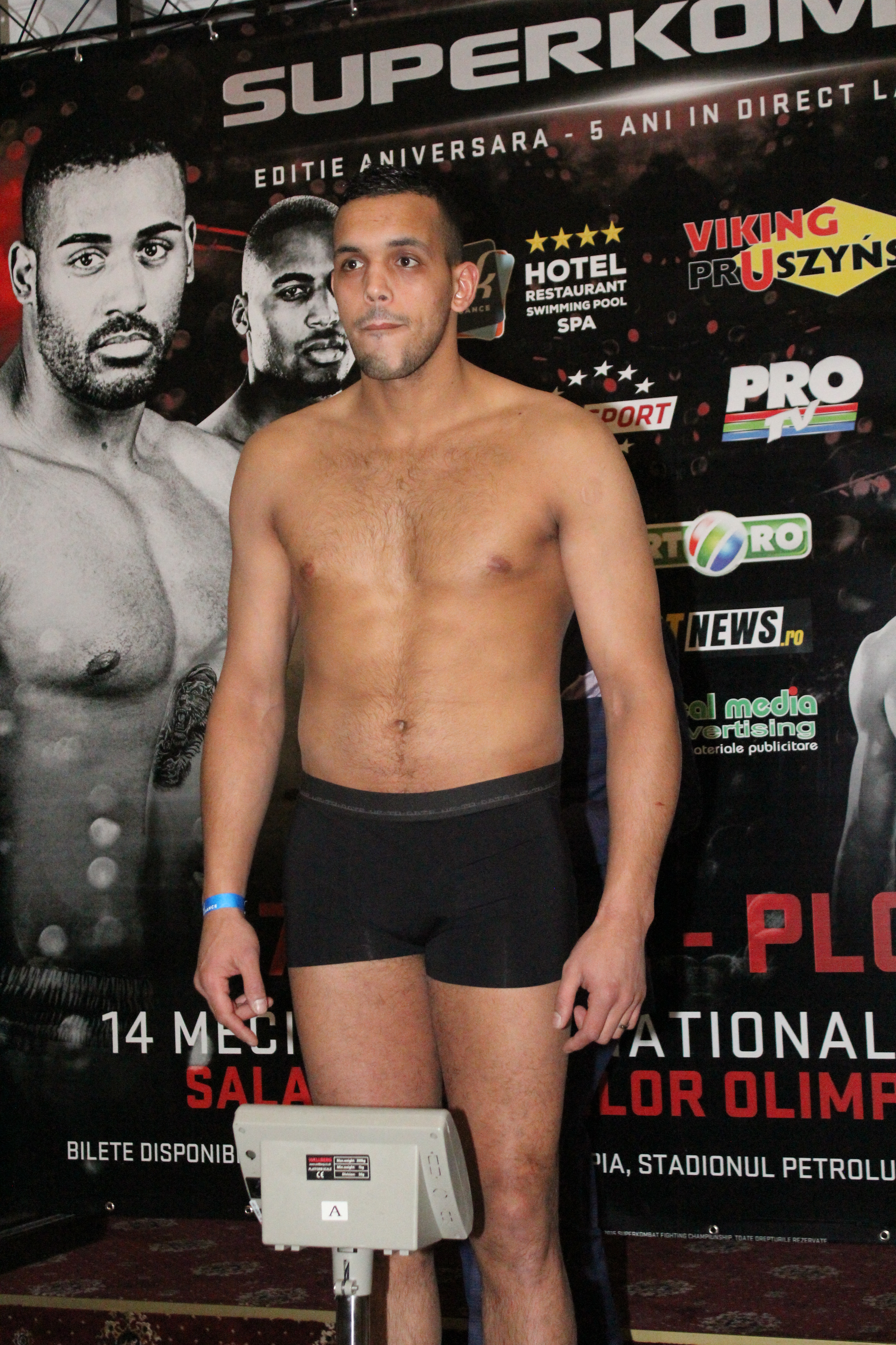 Luptătorii de la Superkombat Ploiești s-au confruntat pentru prima dată la cântarul oficial / GALERIE FOTO