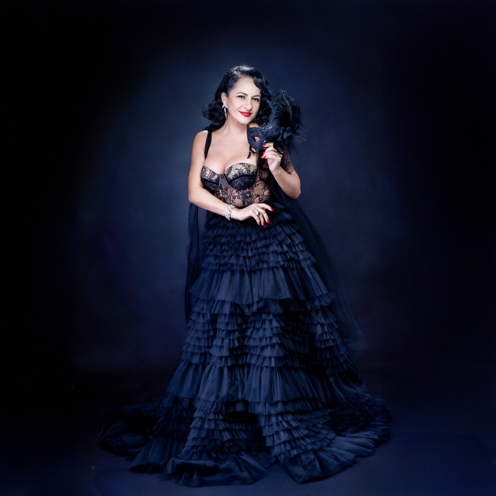 Carmen Trandafir a lansat un nou album, „Măști”: „Întorci clepsidra și-ți scrii povestea de la început”