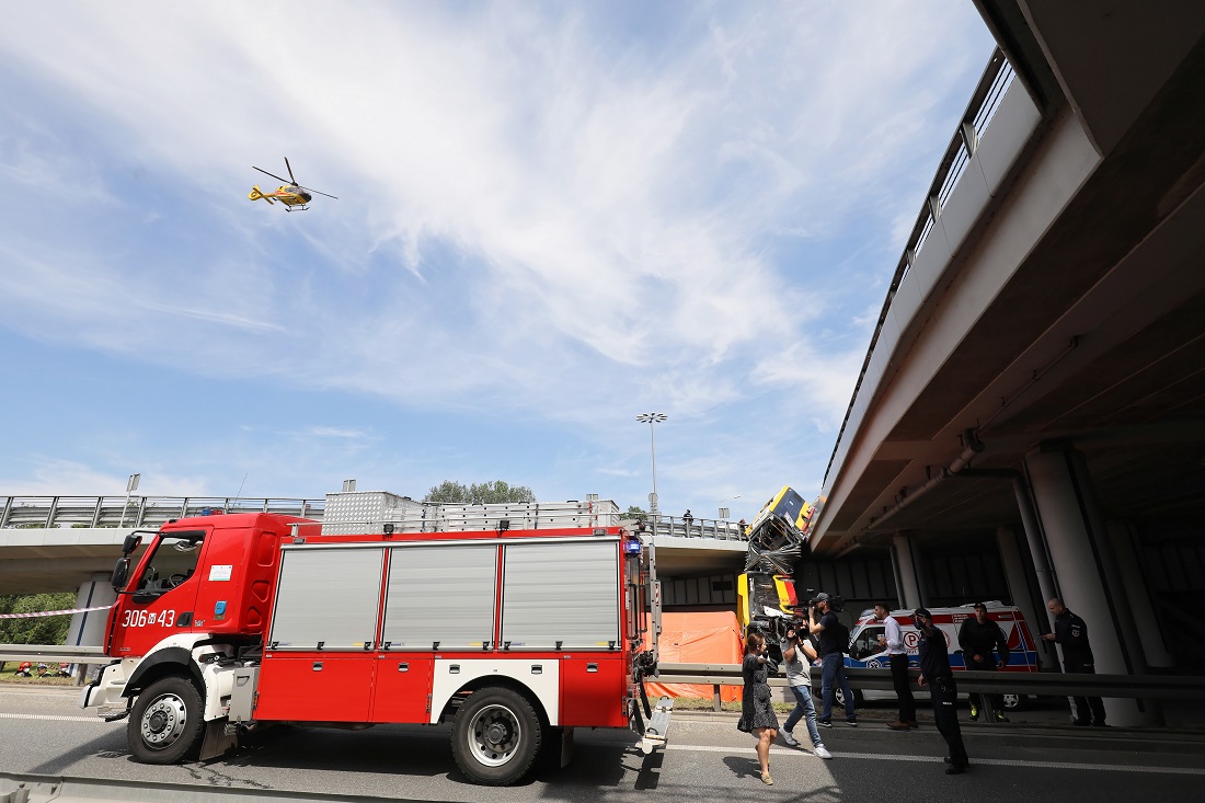 GALERIE FOTO  |  Un autobuz a căzut de pe un pod din Varșovia. Un mort și 20 de răniți