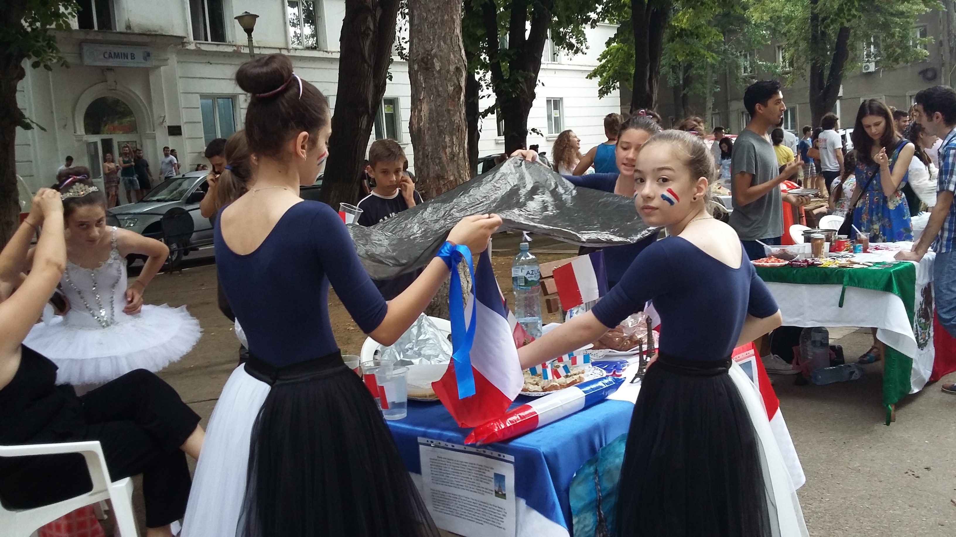 Mâncăruri din 17 ţări, dansuri și culturi diferite și tradiționalul ciolan cu fasole la Global Village