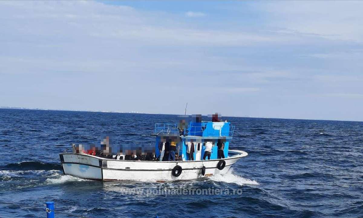 Operațiune de salvare în Marea Neagră, după ce o barcă cu zeci de migranţi, inclusiv copii, a fost depistată lângă Vama Veche
