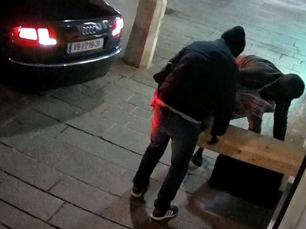 De frică, un român n-a vrut să spună cu cine a furat 73 de ceasuri în valoare de 500.000 de euro, în Austria, și e singurul dintre hoți care merge la închisoare