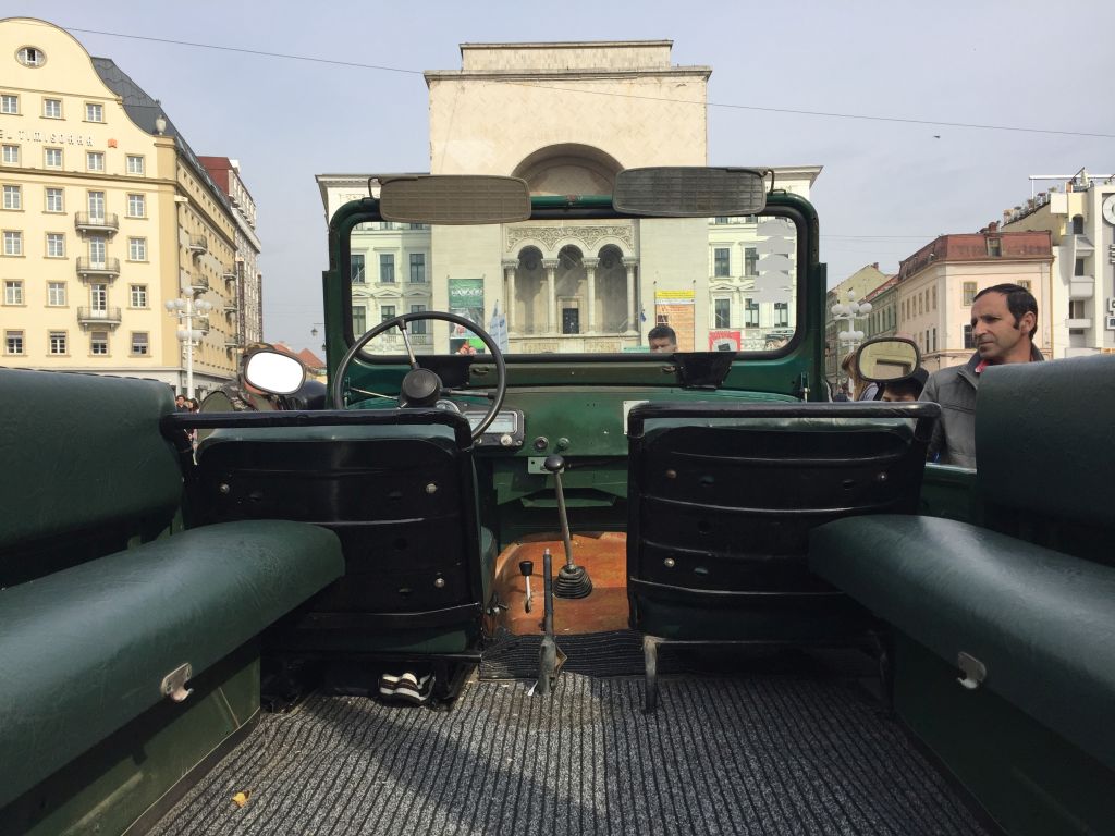 Mașina folosită de Robert Redford în filmul Havana, la Timișoara. E o replică, dar bijuteria a făcut furori printre iubitorii de mașini de epocă