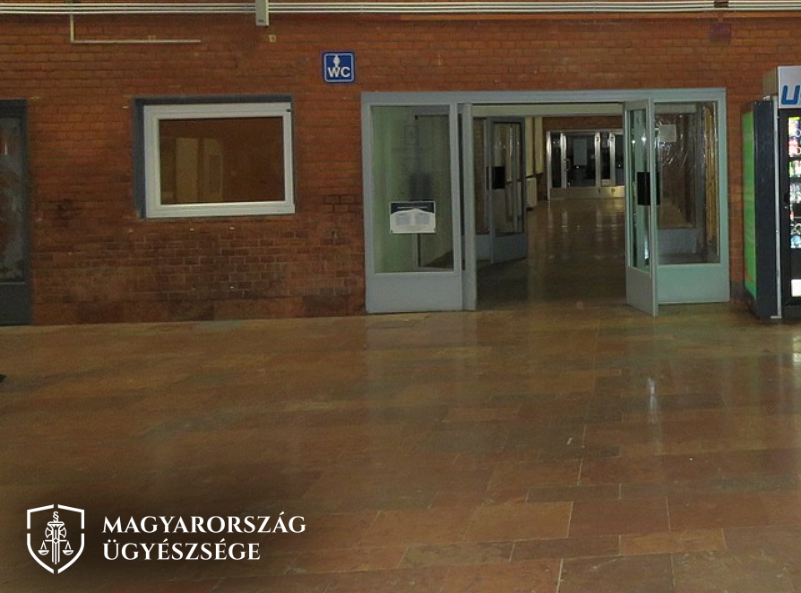 Börtönbüntetésre ítélték a férfit, aki késsel fenyegetett kirabolt egy gyereket a ceglédi állomáson