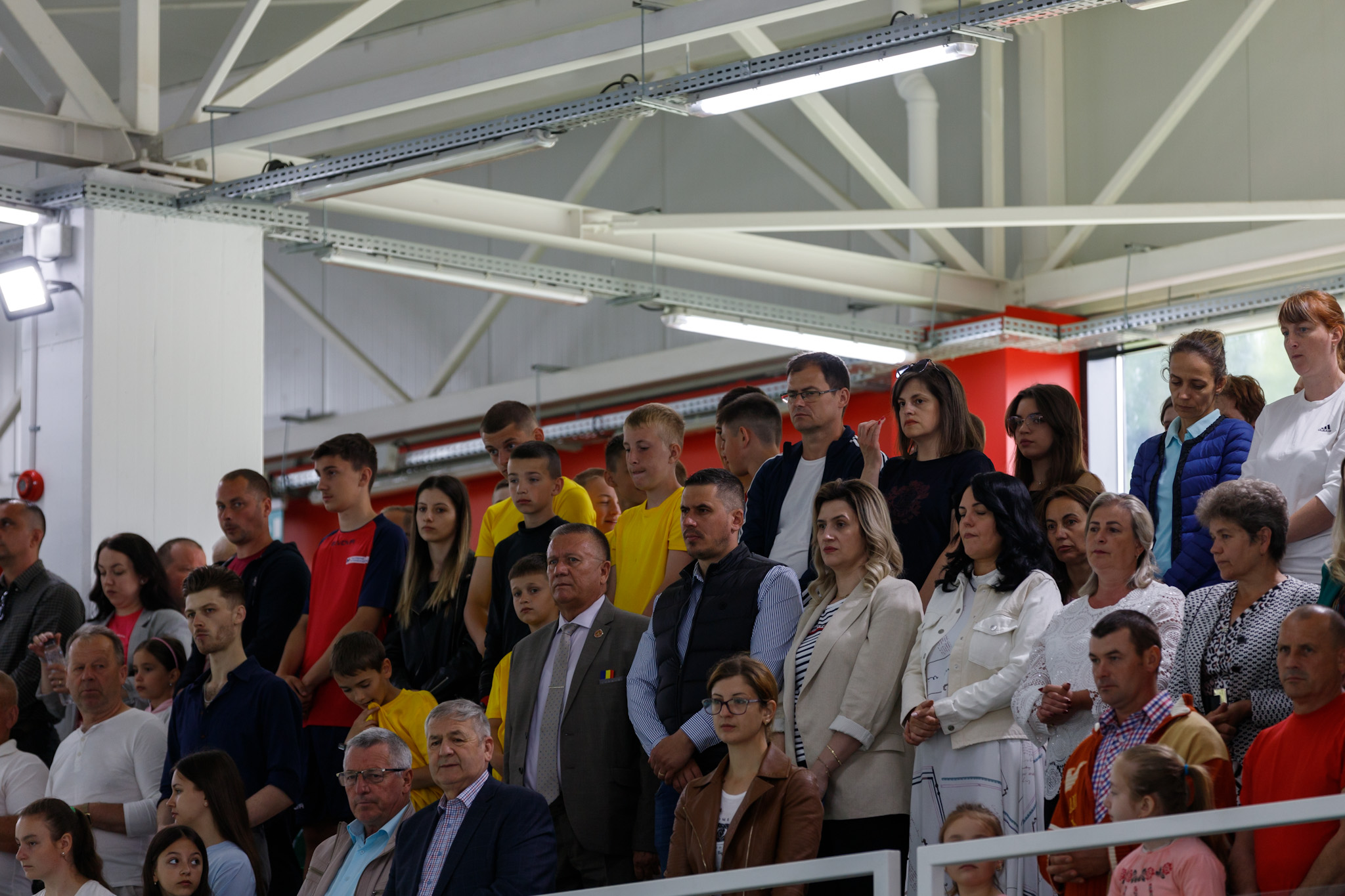 REPORTAJ Copiii din Ucraina au fost chemați de ucrainenii din România să le inaugureze o sală de sport. „Mai uită că au tații plecați la război”