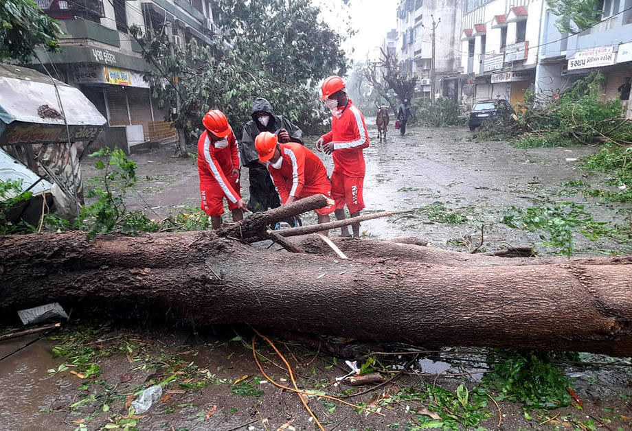 Cel puțin 24 de oameni au murit și alți 96 sunt dați dispăruți pe mare, în urma ciclonului Tauktae, care a devastat India