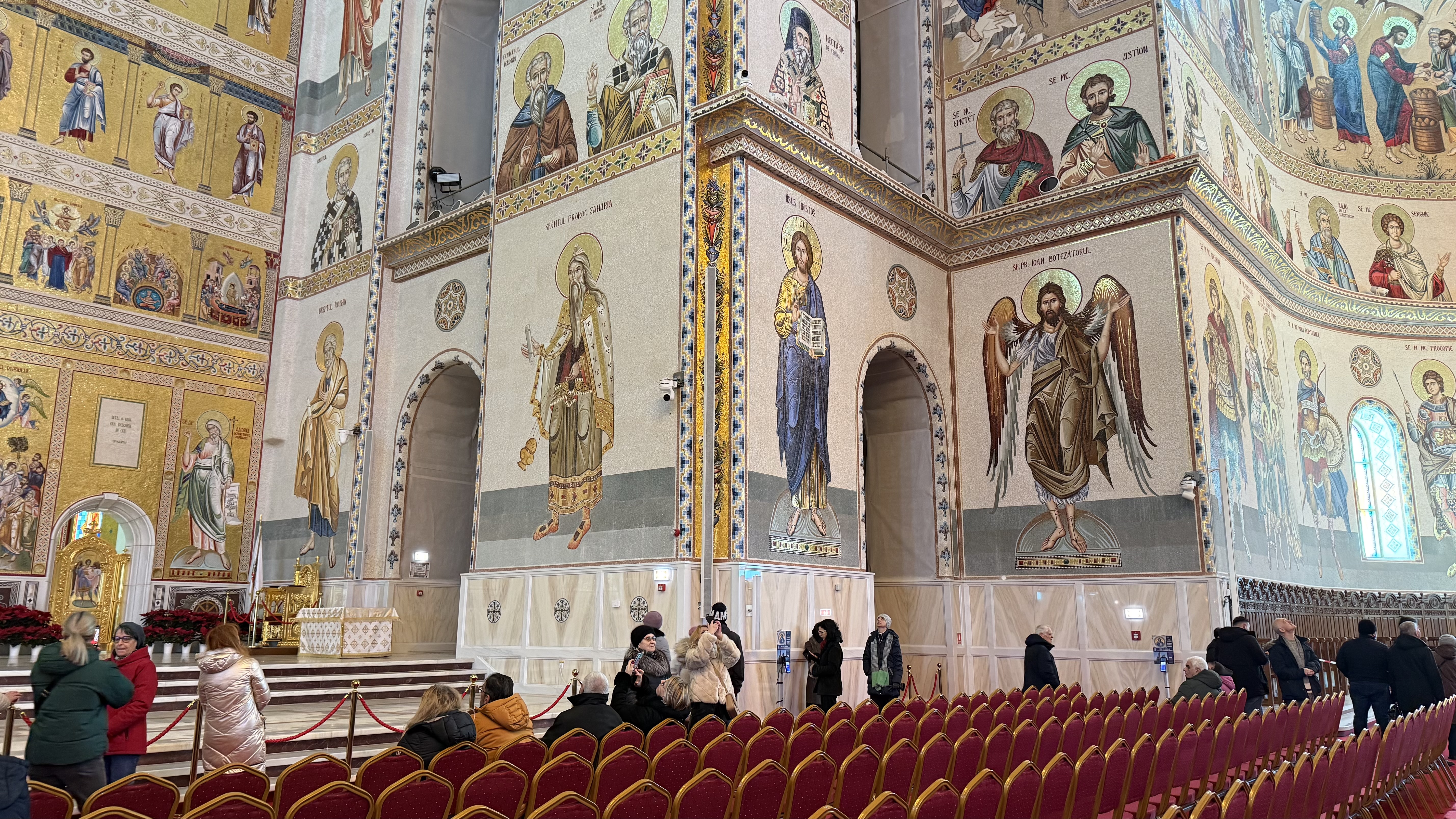 A doua zi de Crăciun la Catedrala Națională. Mii de credincioși au venit din țară și din străinătate să viziteze cea mai mare biserică ortodoxă din lume