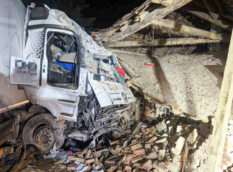 Victoria a scăpat după ce un camion de 30 de tone a intrat în dormitorul ei și l-a dărâmat: „Parcă a picat o bombă peste casă. Un miracol că a supraviețuit fără nimic rupt”