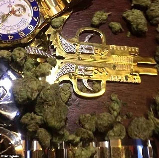 GALERIE FOTO| Gangsterii albanezi din Marea Britanie se laudă pe rețelele de socializare cu drogurile, armele și averile pe care le fac din afaceri ilegale