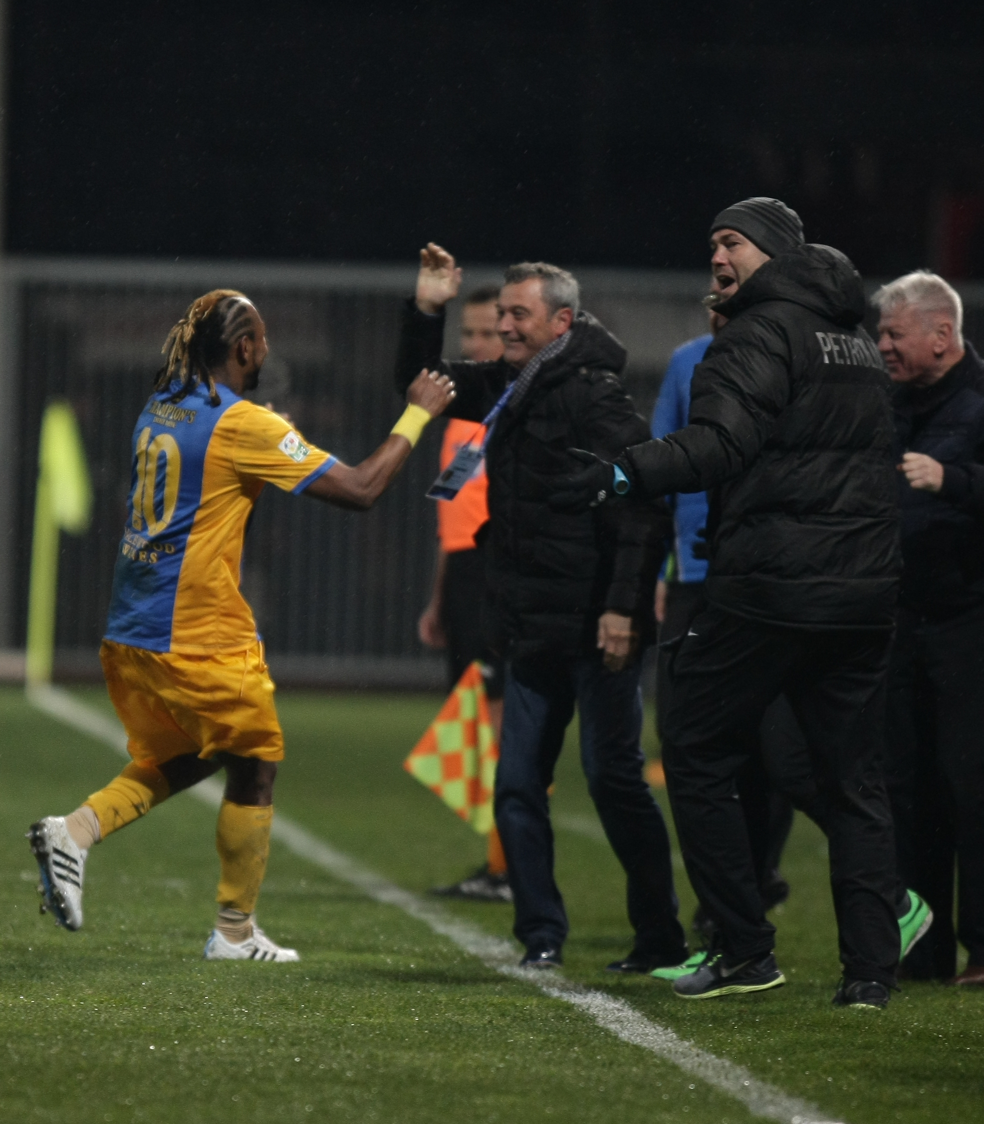Cupa României, semifinale: PETROLUL - STEAUA 1-1. Arbitru ComănesKO / VIDEO