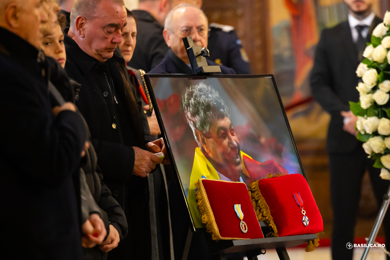 Imagini sfâșietoare la înmormântarea lui Mircea Lucescu. Neli Lucescu, ținută strâns de mână de fiu și sprijinită de noră