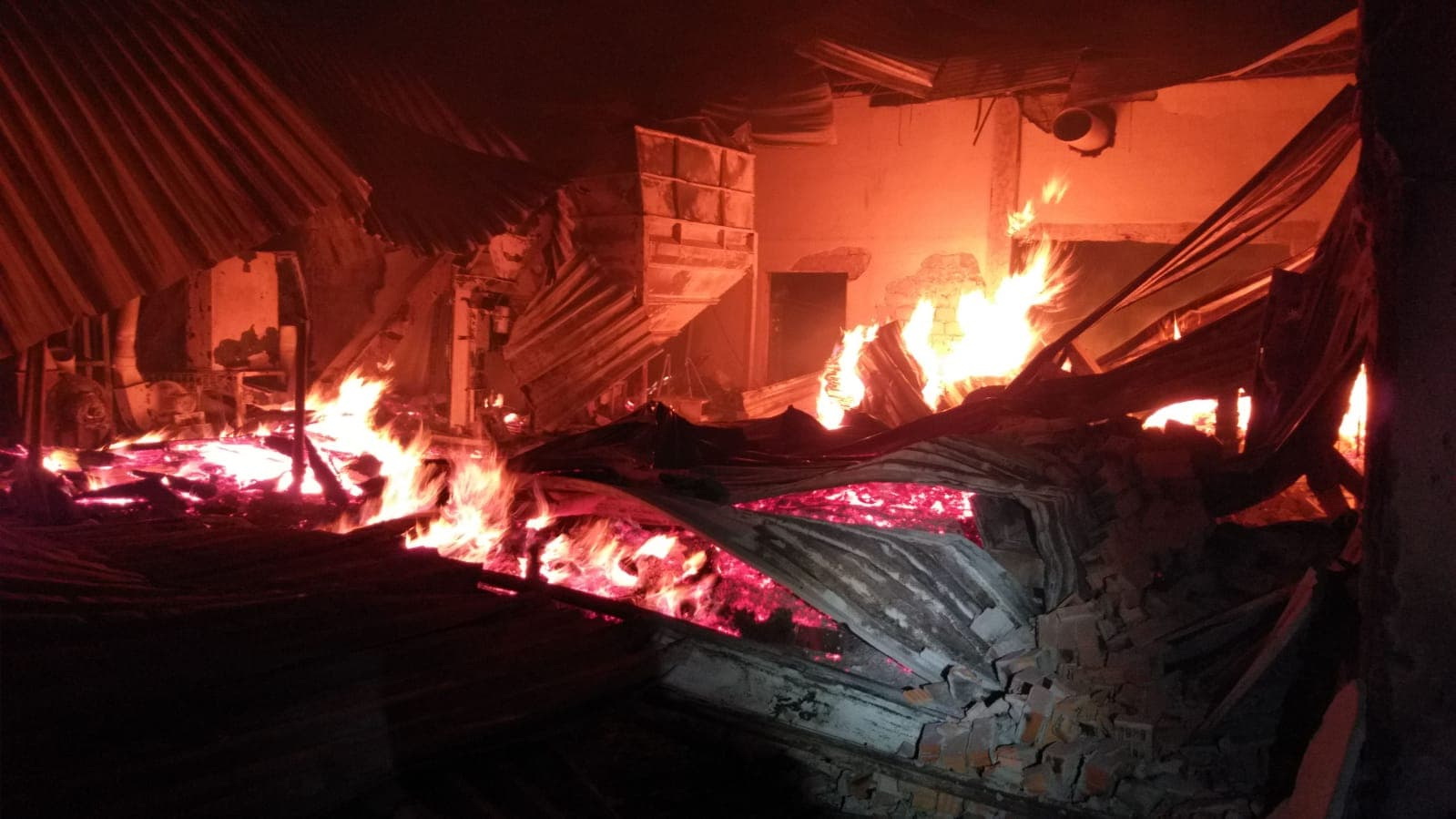Incendiu la o hală de prelucrare a lemnului din Timiș. Acțiunea pompierilor a fost îngreunată de vântul puternic (FOTO)
