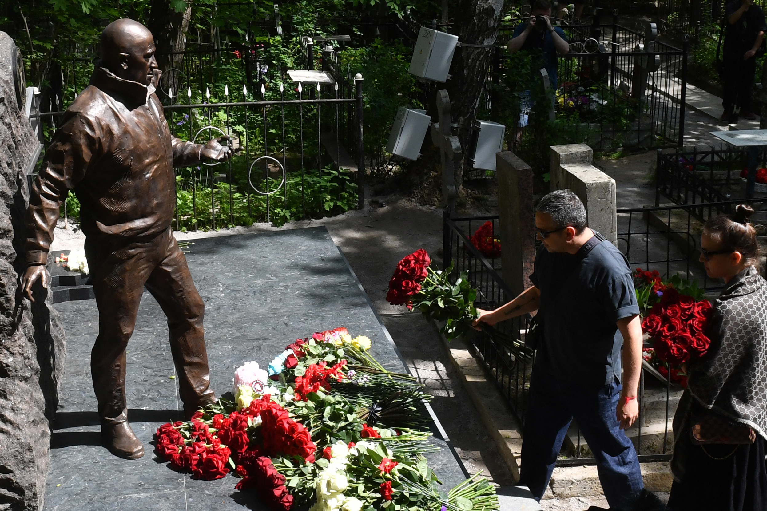 O statuie de bronz a lui Evgheni Prigojin, dezvelită la mormântul său din Sankt Petersburg