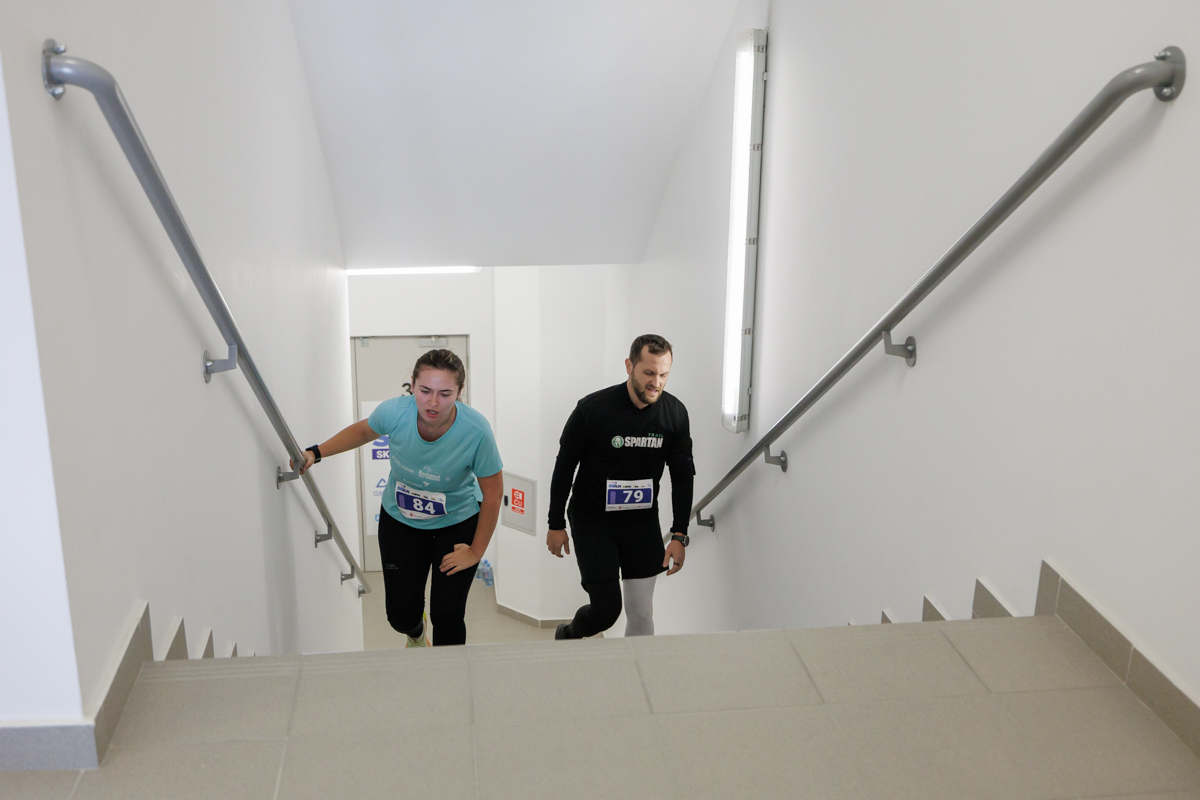 780 de oameni au urcat cele 620 de scări ale Sky Tower, cea mai înaltă clădire din București. Cel mai vârstnic participant a avut 77 de ani: „Merg la sală de cinci ori pe săptămână”
