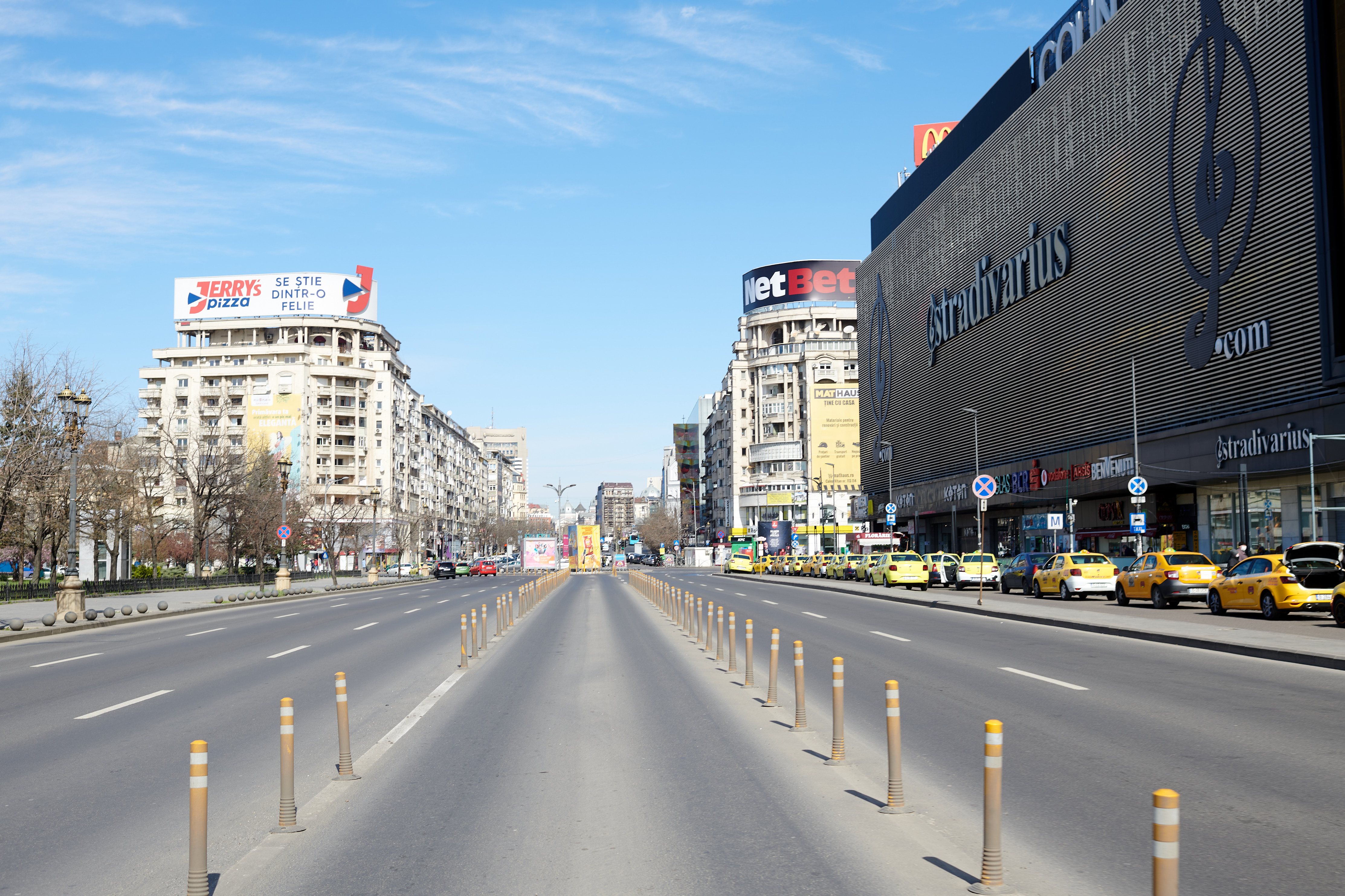 Starea de urgență îi ține pe bucureșteni în case și închide localurile din Centrul Vechi. Fotografii cu Capitala goală