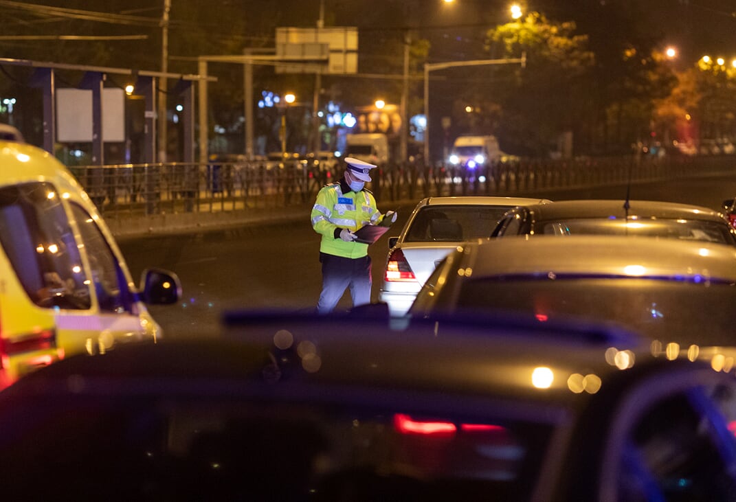 Petrecăreți prinși fără adeverințe și comentarii ironice, la filtrele de noapte ale Poliției, în carantina parțială: “Noaptea umblă virusul tare de tot. Ziua nu mai umblă”