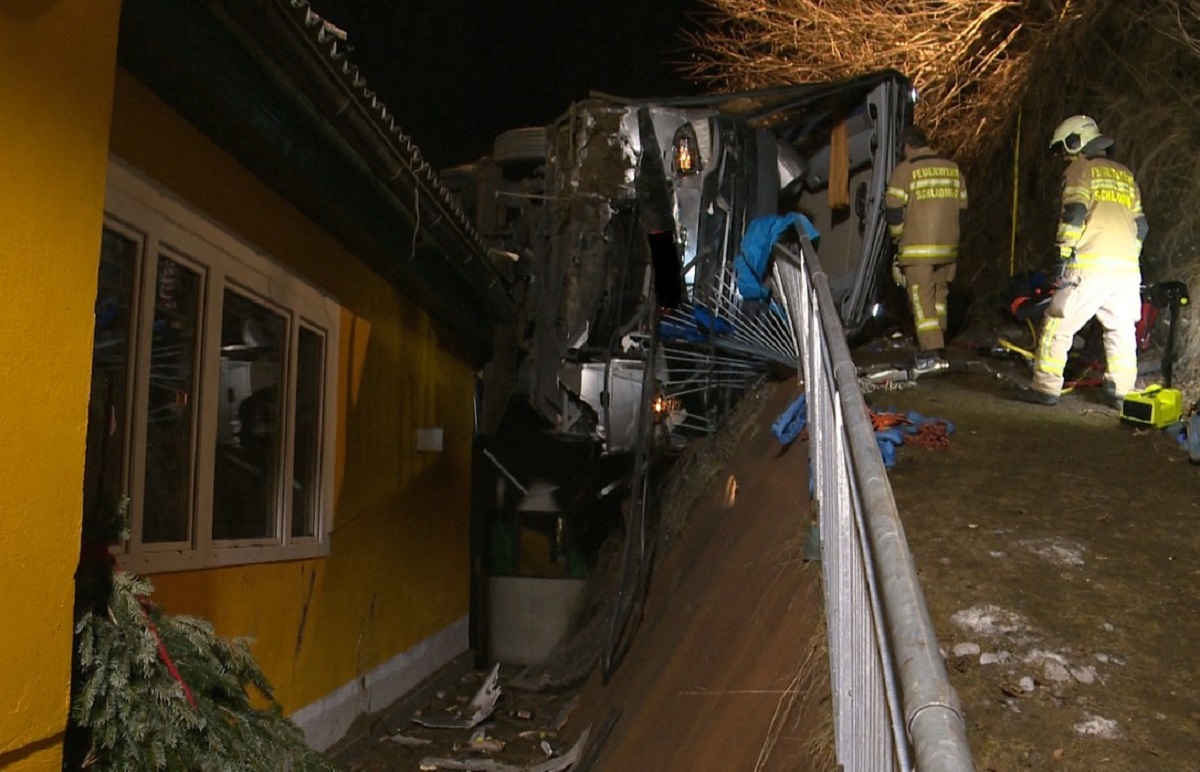 Mirele a murit chiar înainte de nuntă, în timp ce se ducea la petrecerea burlacilor, cu autocarul, într-o stațiune de schi din Austria