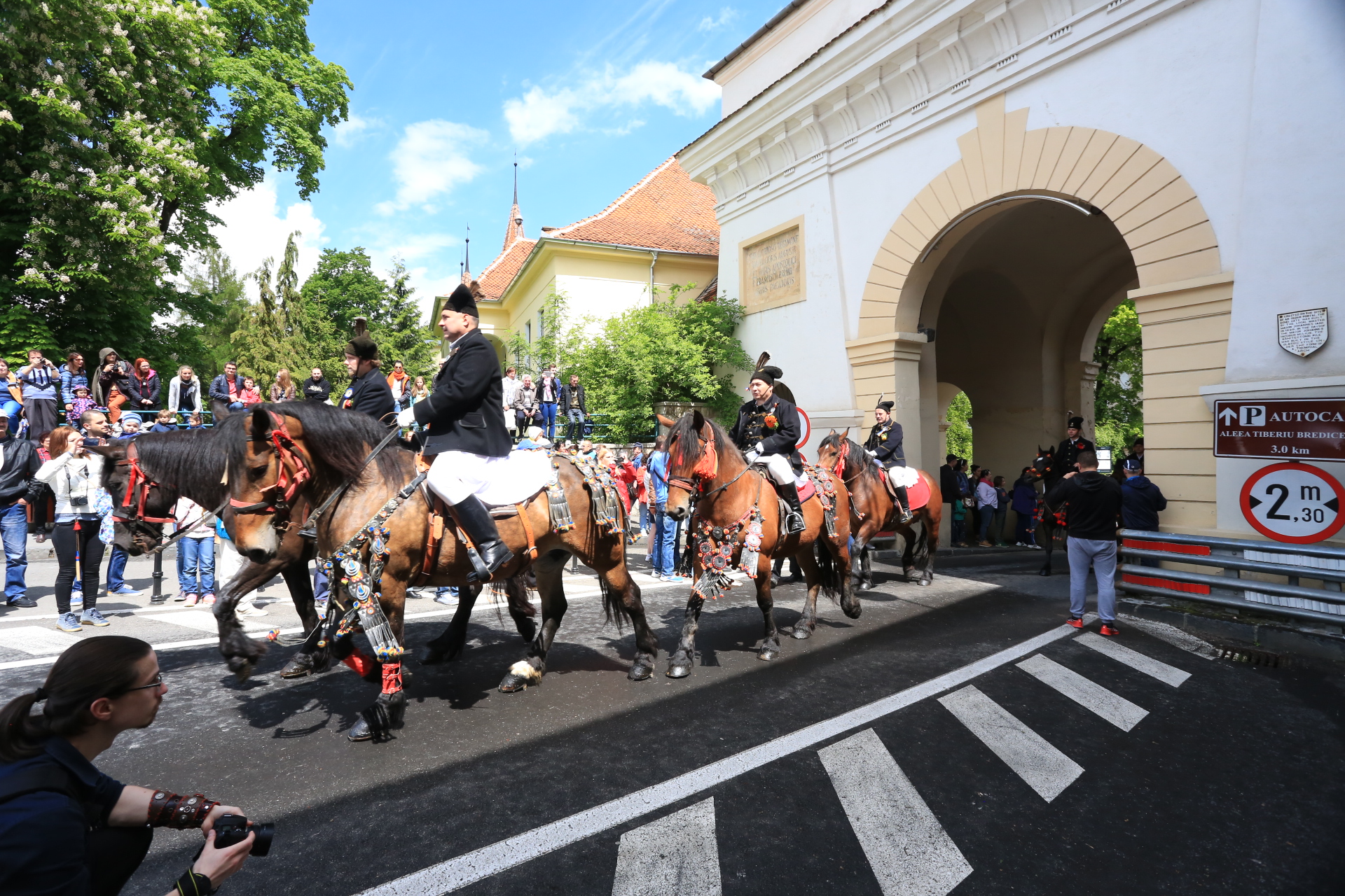 Mii de oameni au asistat la Parada Junilor la Brașov | GALERIE FOTO