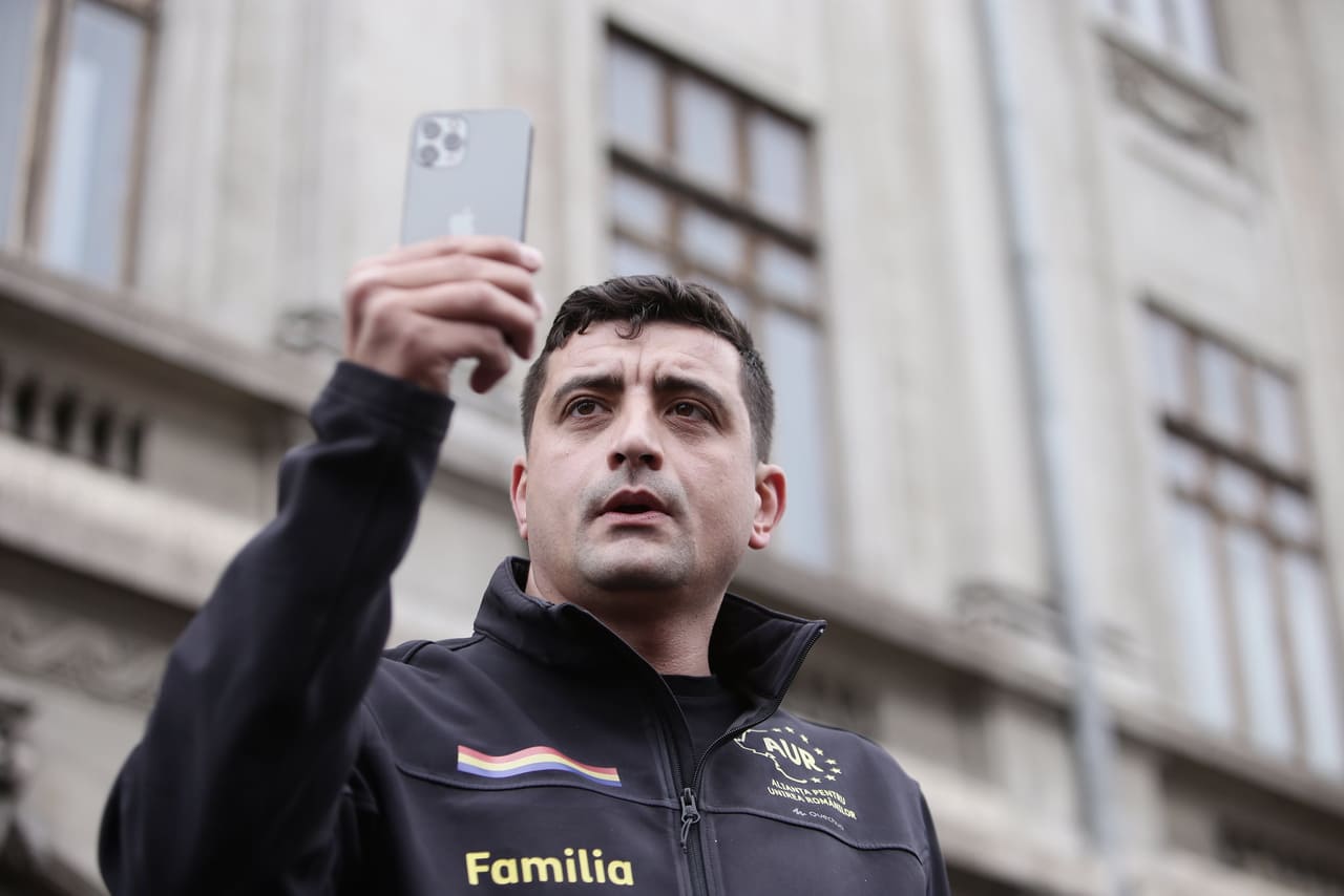 VIDEO. Incident între George Simion și un jandarm. Apoi liderul AUR aleargă după un alt bărbat. Protestarii merg spre Cotroceni