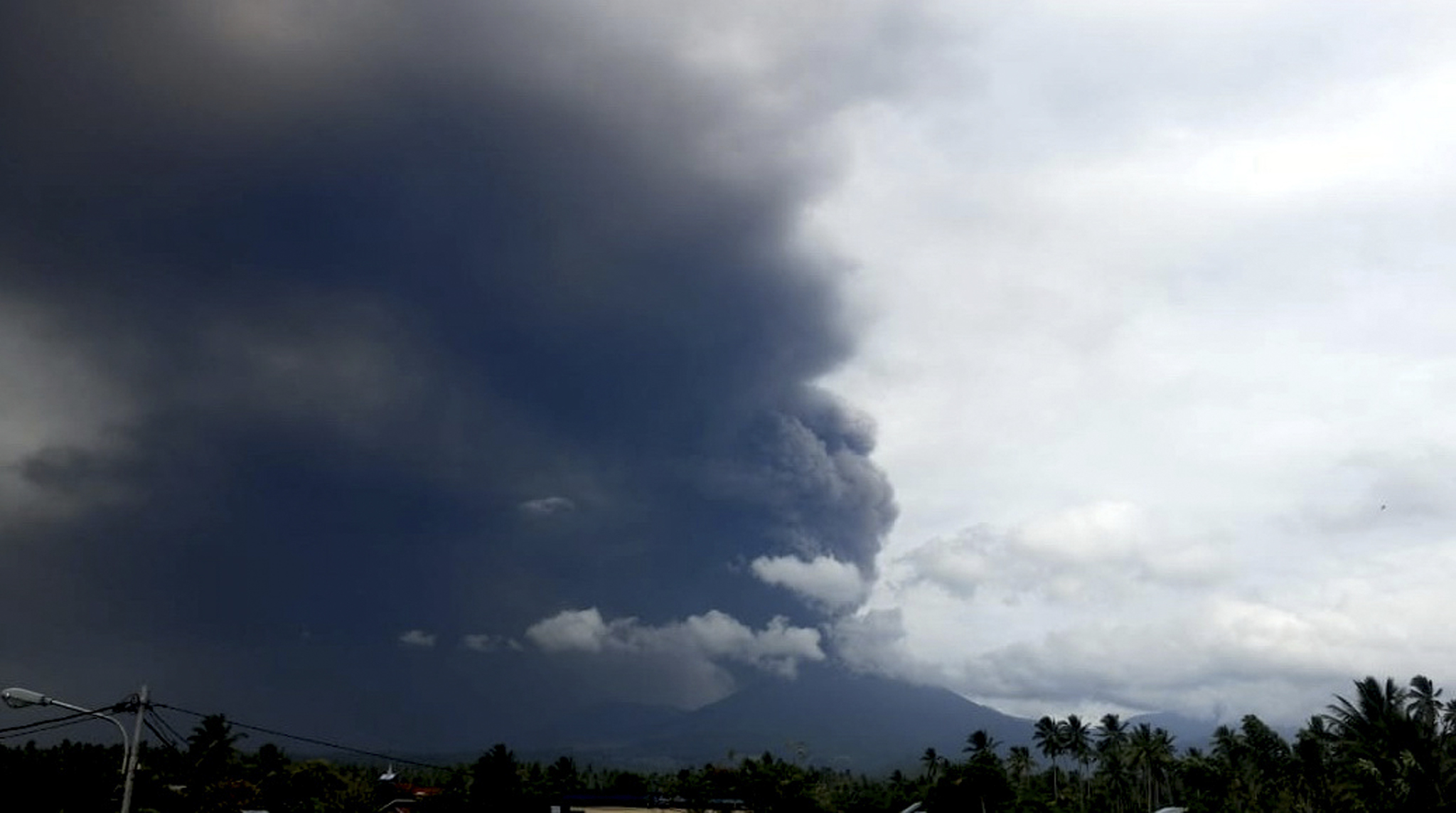 La câteva zile după cutremurul și tsunamiul devastator, pe insula Sulawesi din Indonezia a erupt și un vulcan
