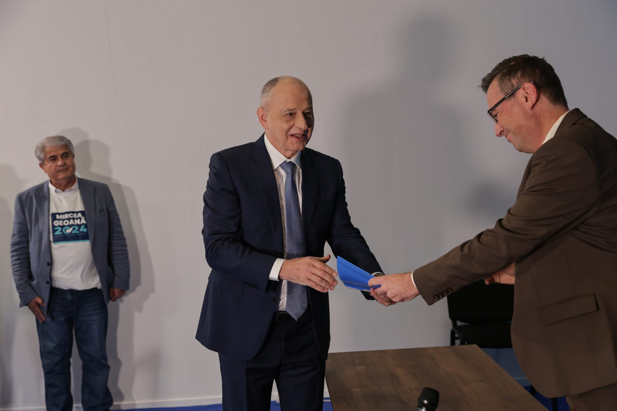 Mircea Geoană și-a depus candidatura la prezidențiale: „Nu vreau să mă plimb sau să dorm”. A promis că va face publice cheltuielile Administrației Prezidențiale