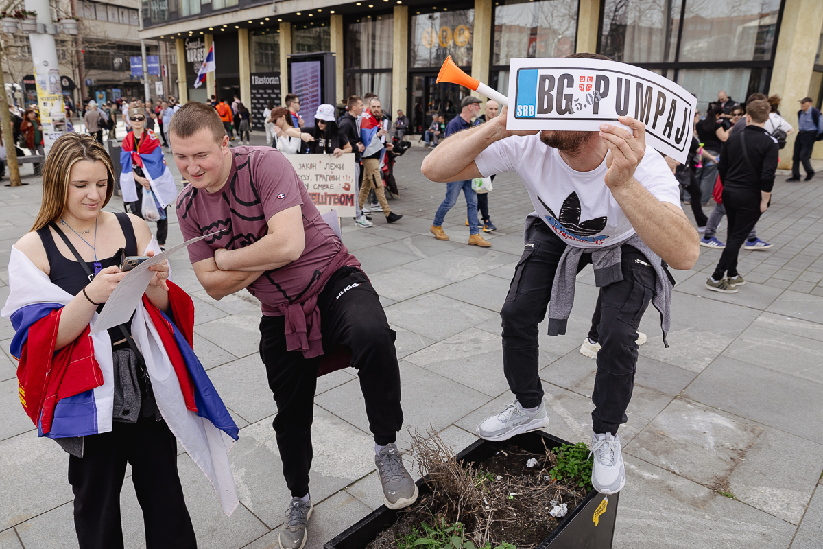 Drapelul României flutură în mijlocul protestului uriaș de la Belgrad: „Ne-am inspirat de la voi!”
