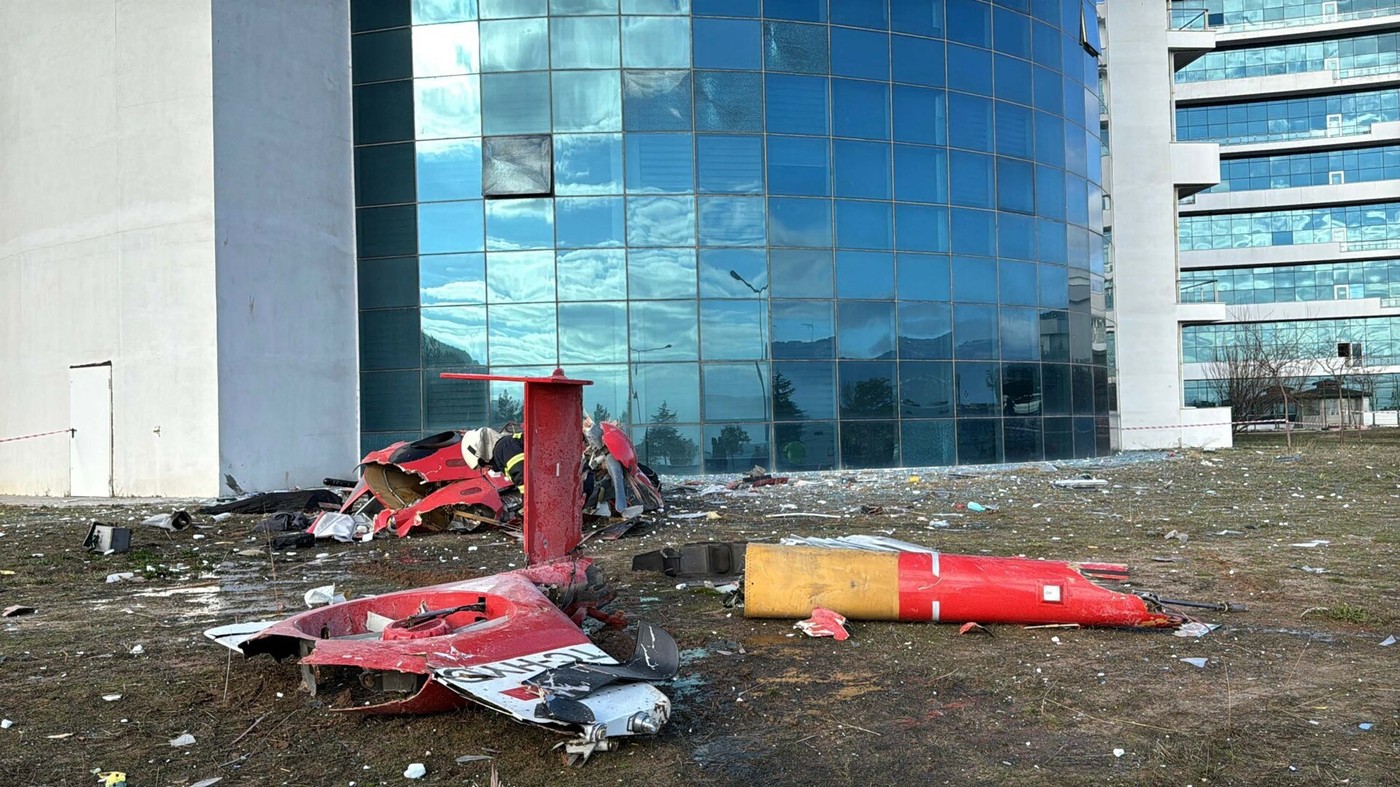 Un elicopter-ambulanță s-a prăbușit după ce s-a izbit de un spital din Turcia. Patru persoane au murit