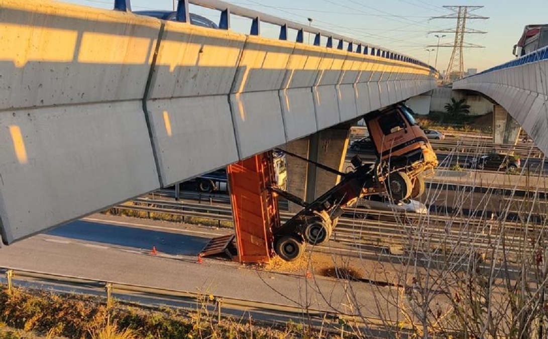 Șofer de basculantă, rămas suspendat în cabină, la 8 metri înălțime, sub un pod de lângă o autostradă din Spania