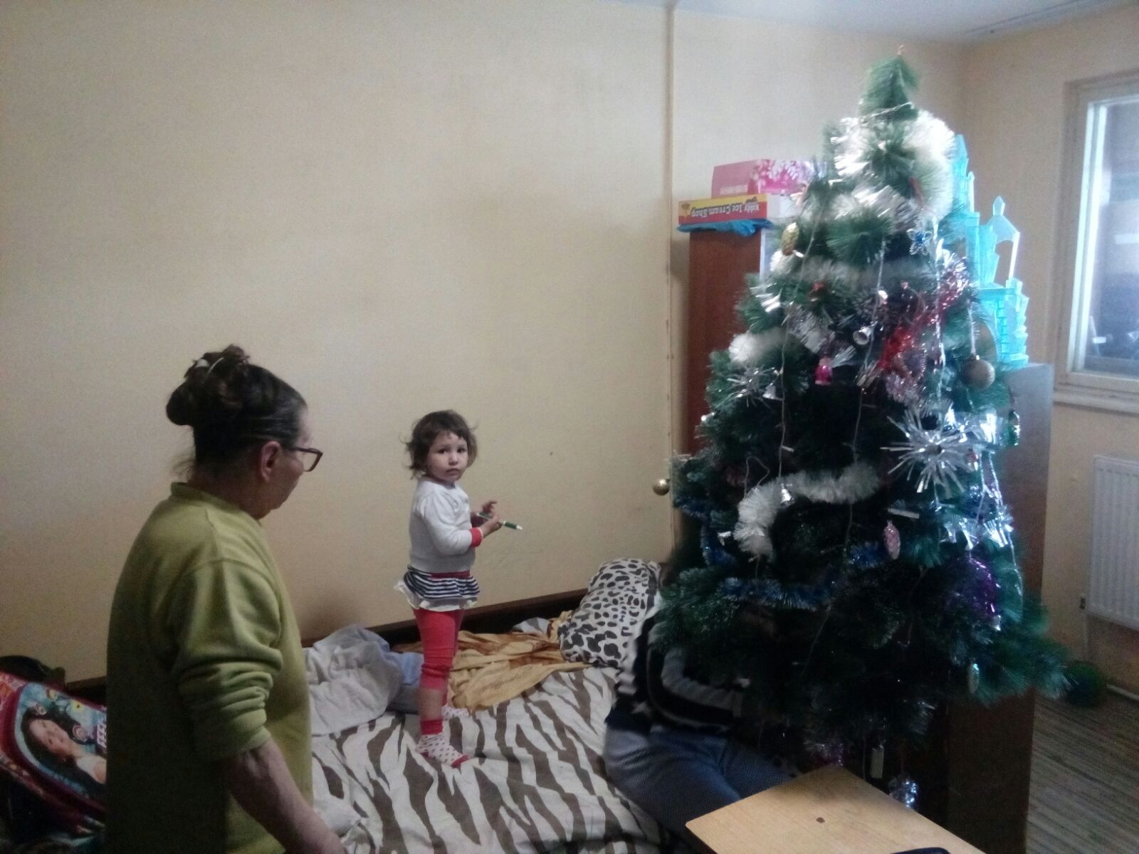 REPORTAJ/Doi bunici îşi cresc cu dăruire nepoatele, ca să nu simtă lipsurile: "Eu pot bea apă în loc să mănânc"|FOTO