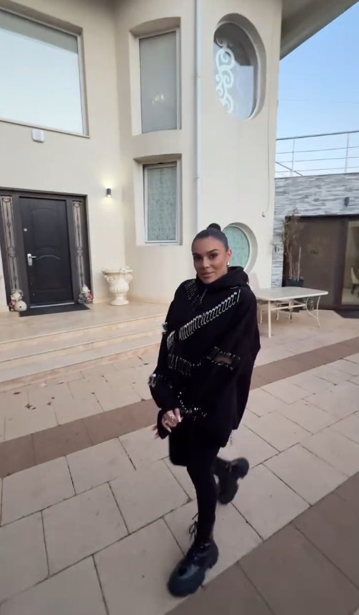 Imagini din casa lui Adrian Minune din Ștefăneștii de Jos. În garajul vilei sunt cele două mașini de lux, un Ferrari și un Lamborghini