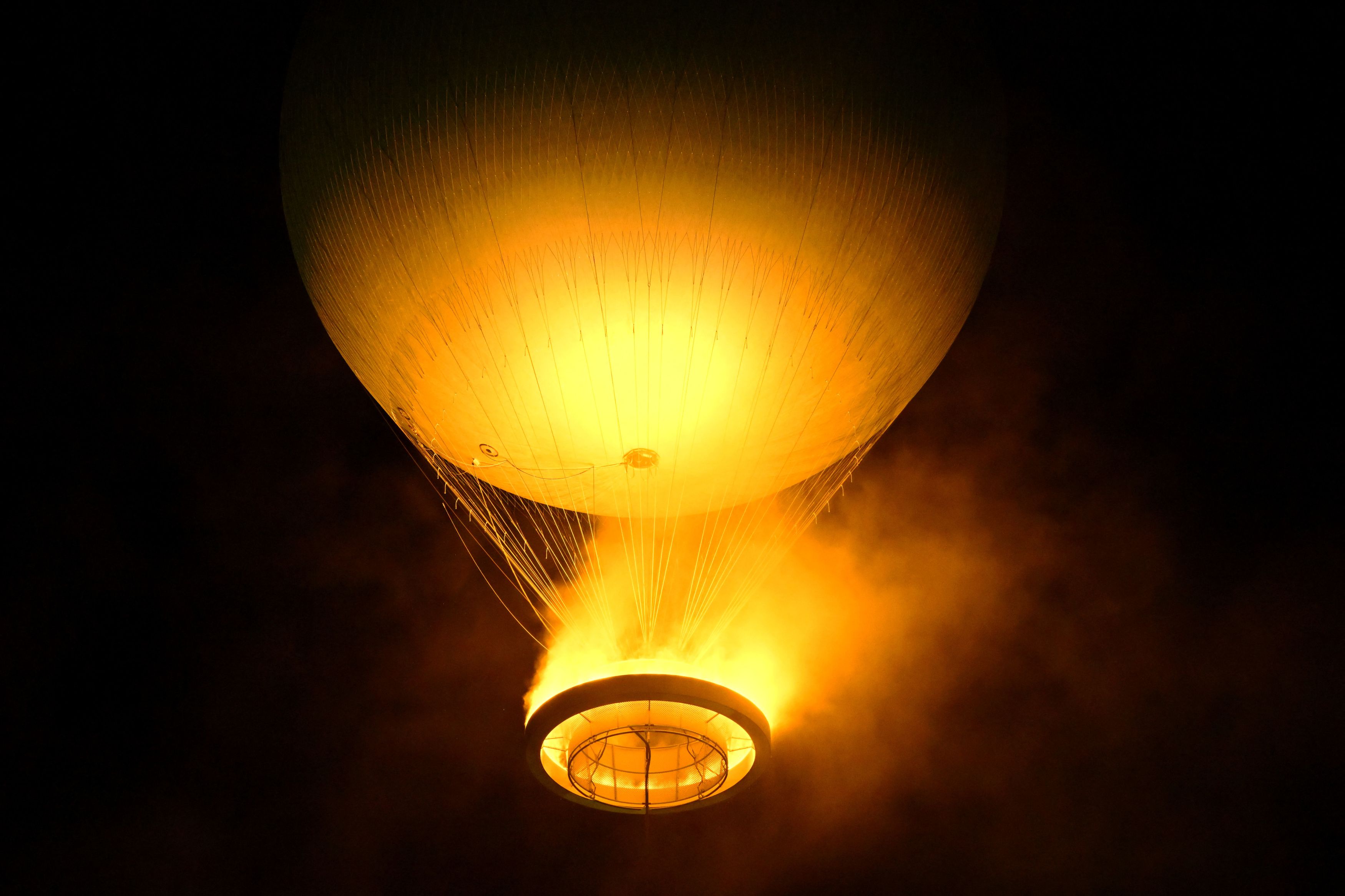 Flacăra olimpică de la JO 2024 arde pe cerul Parisului sub un balon. O inovație tehnică ce folosește electricitate pentru a imita un foc real