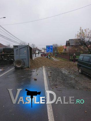 Un autotren cu nisip s-a răsturnat peste un autoturism, în Maramureș. Cinci victime, din care trei încarcerate | FOTO