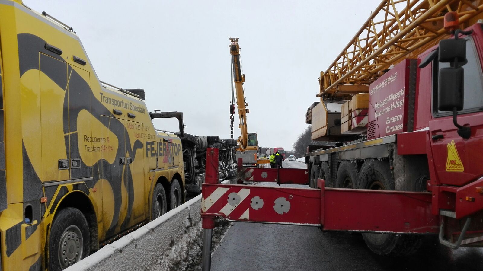 UPDATE: Macaraua care trebuia să ridice TIR-ul răsturnat pe DN1, la Perșani, a sosit după zece ore. Traficul a fost reluat/GALERIE FOTO