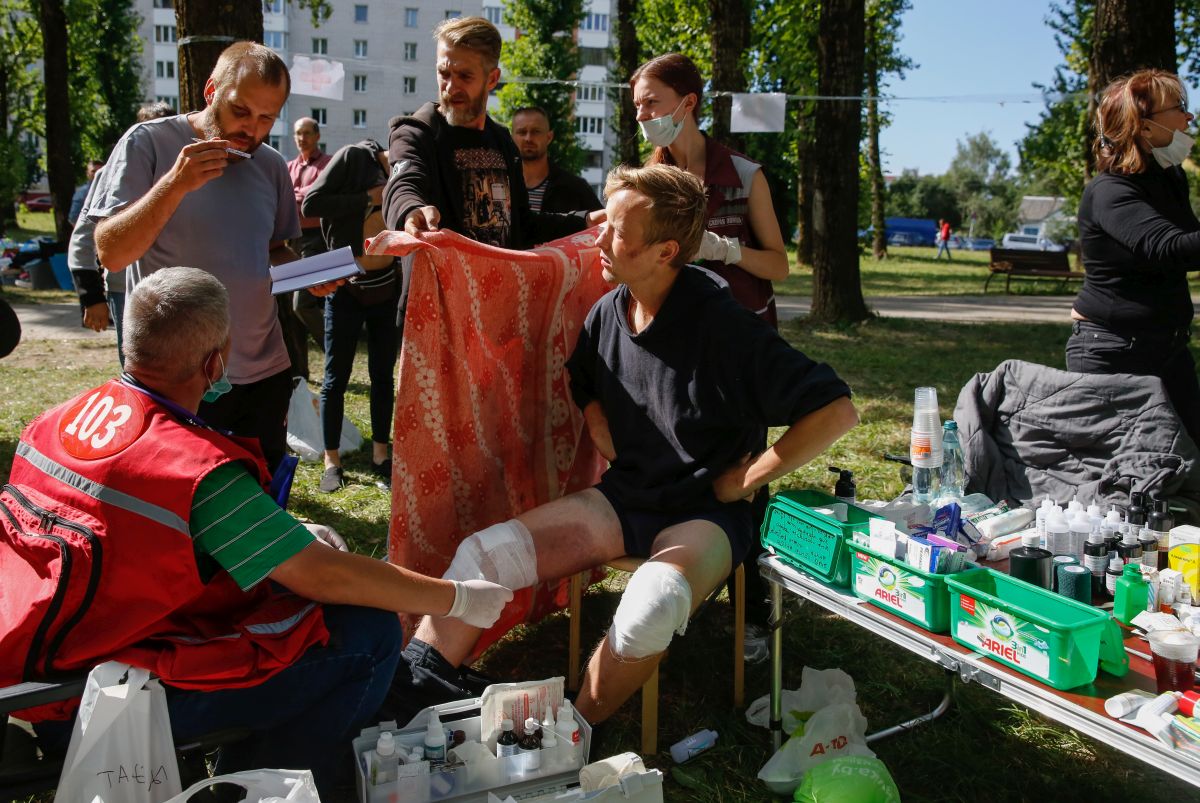 Electrocutați, bătuți, arși cu țigara. Protestatarii din Belarus și-au povestit calvarul din închisorile lui Lukașenko: ”Am crezut că ne îngroapă aici”