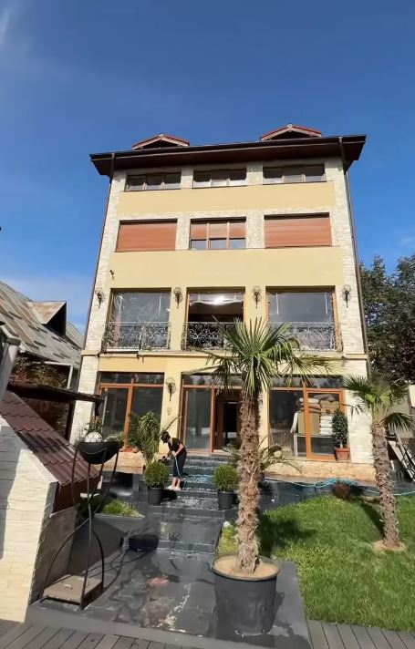 Imagini din vila cu 5 etaje a Anamariei Prodan. Vrea să își pună lift: „Arăbesc, turcesc, cum vreți voi, mie îmi place” VIDEO