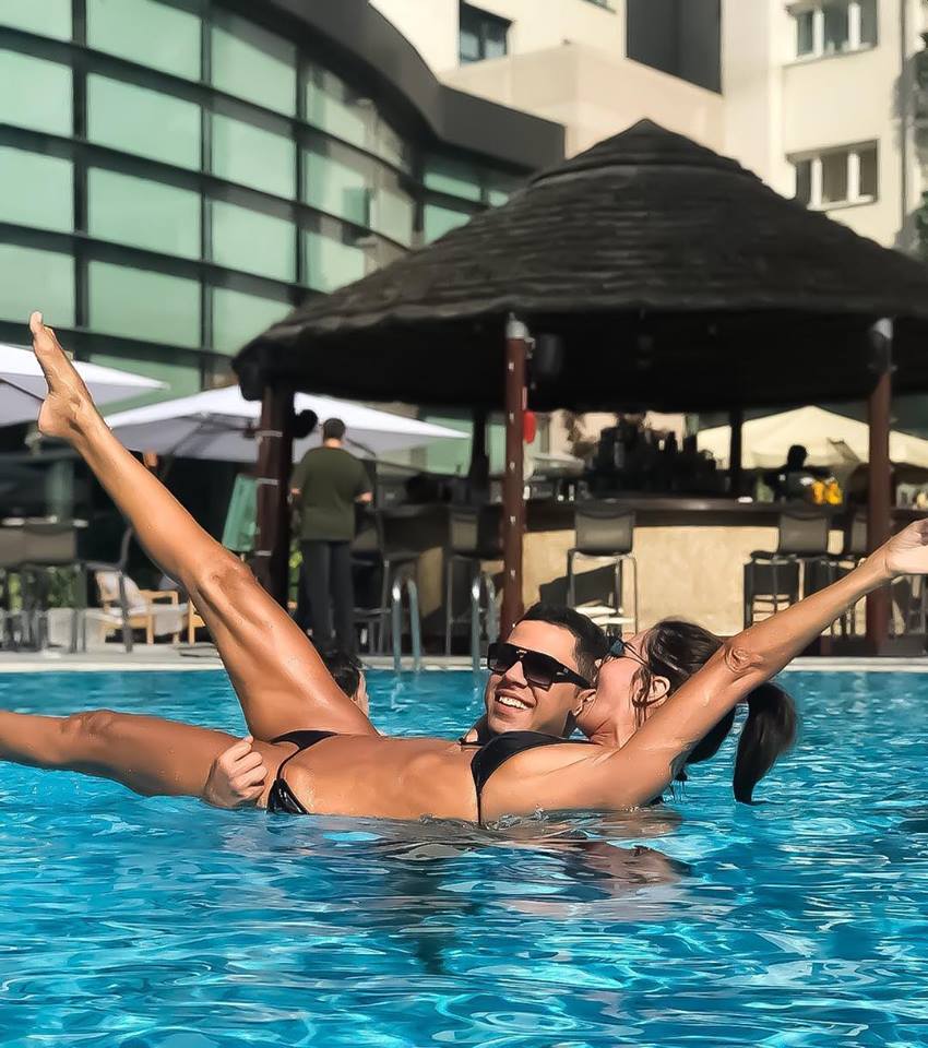 Oana Zăvoranu, distracție la piscină alături de soțul ei. Cum s-au fotografiat cei doi | FOTO