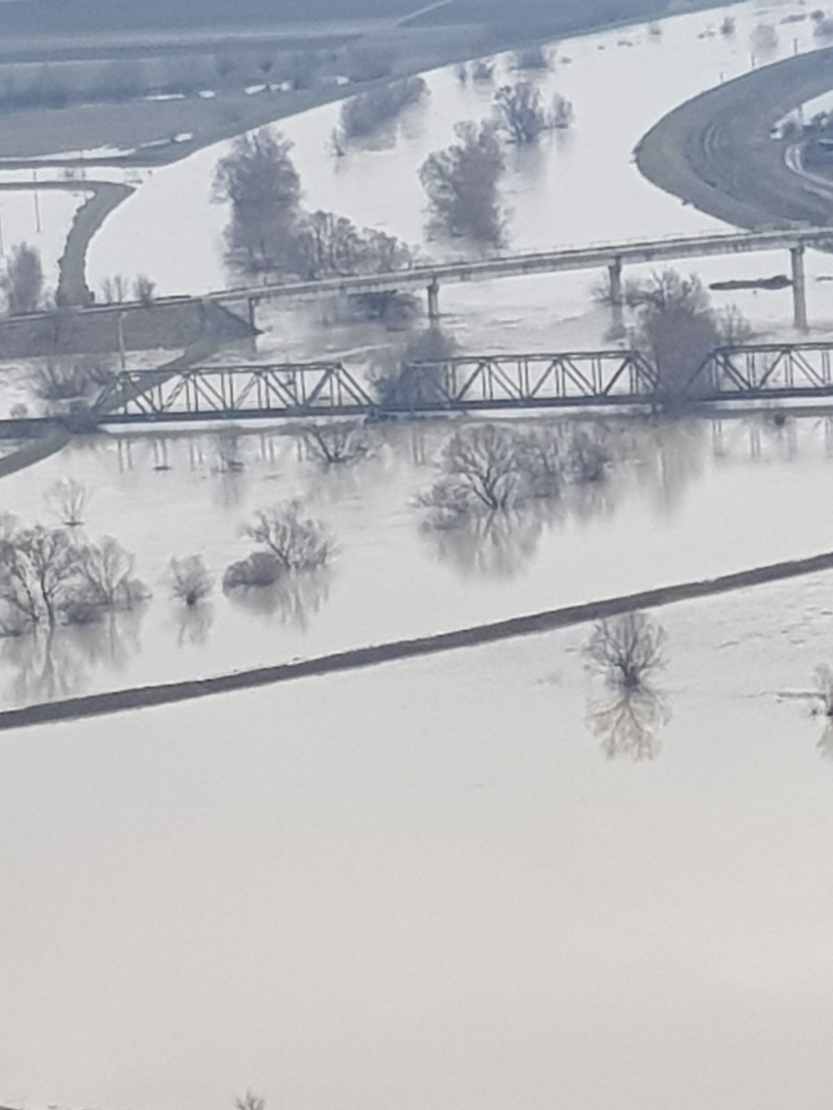 UPDATE/Ministrul de Interne a ajuns în zonele inundate din Covasna şi Braşov. Carmen Dan: "Se poate ajunge la evacuarea forțată a oamenilor” (FOTO&VIDEO)